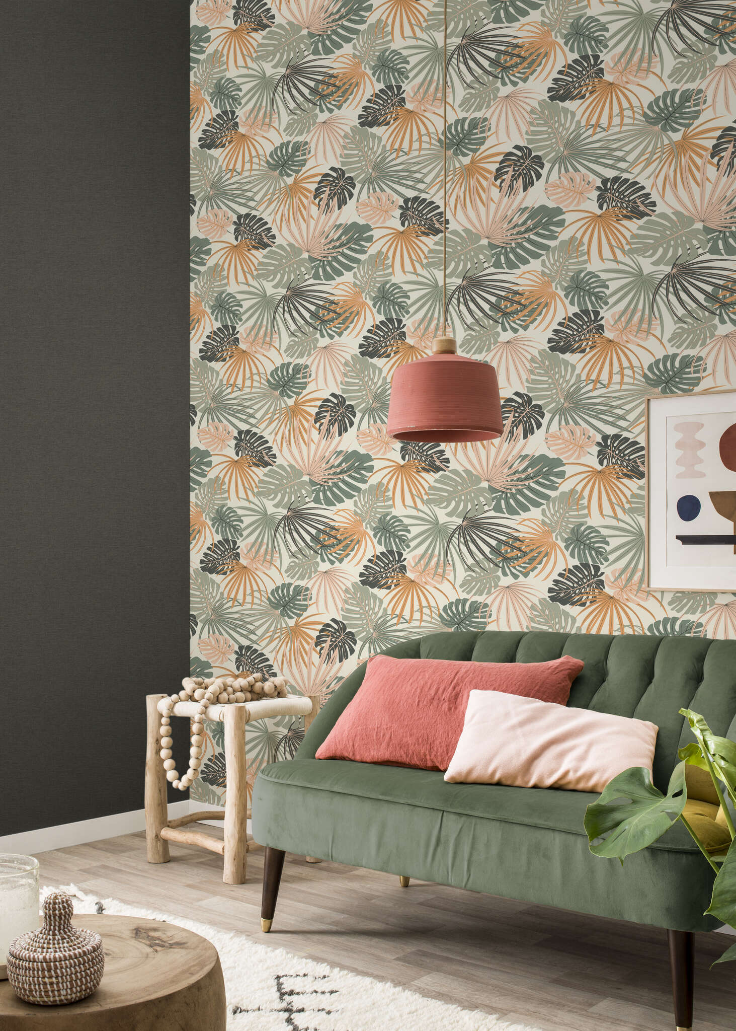 10-461060 Raumsituationen 3 Une chambre avec Motif expressif de feuilles de monstera et de palmier dans des tons verts, beiges et terracotta