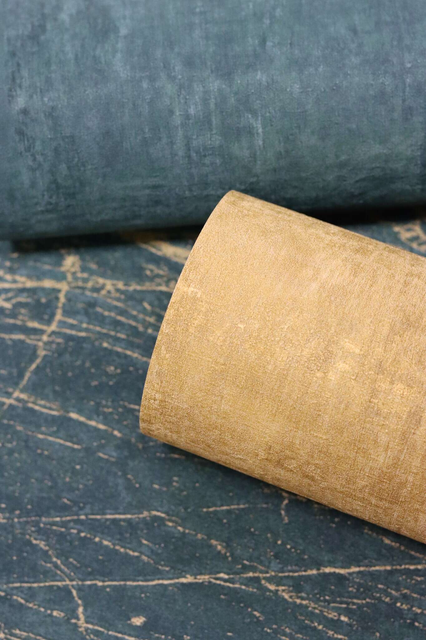 10-429282 Detailaufnahmen 6 Metal look non-woven wallpaper in green-opal green Selection 429282