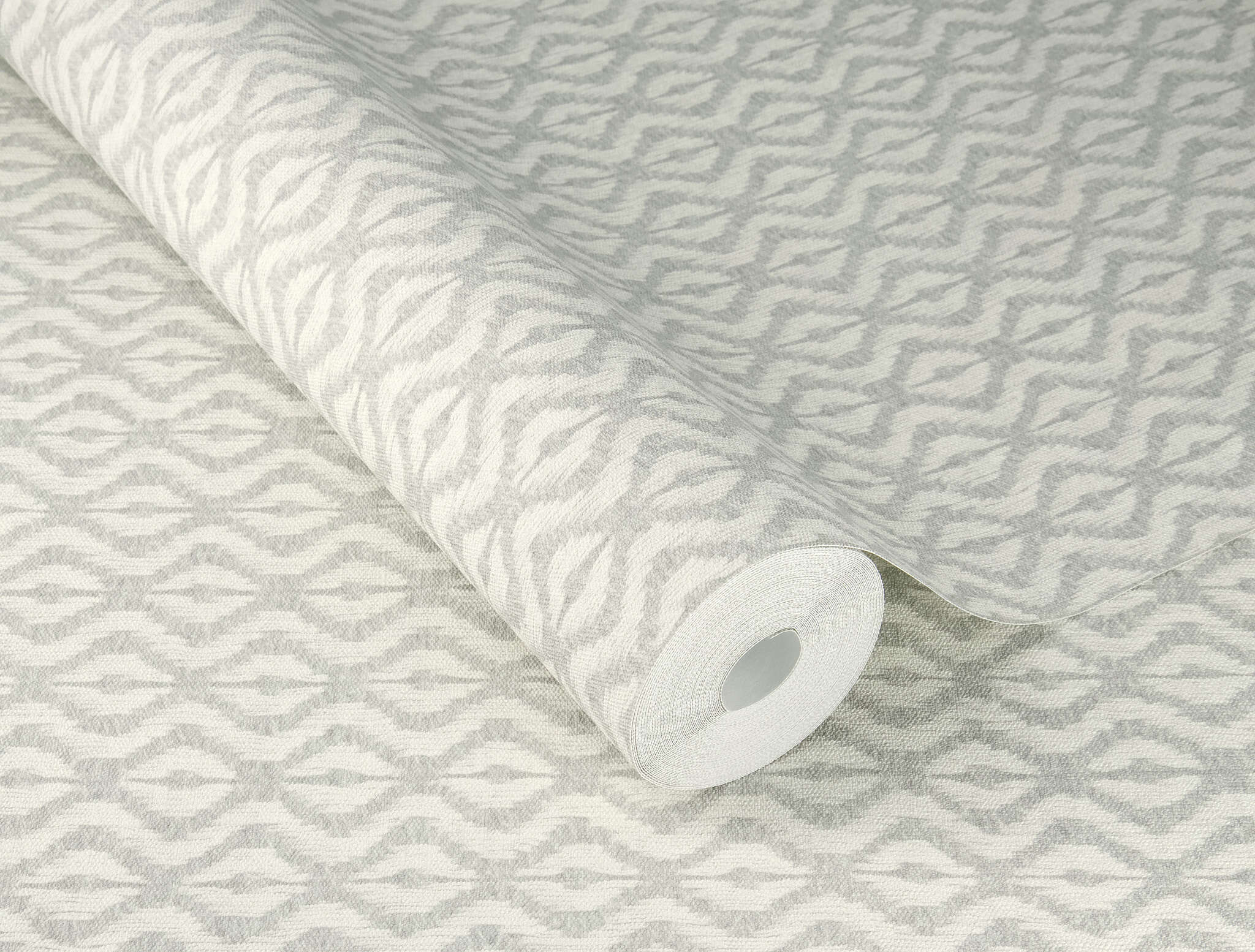 10-410679 Detailaufnahmen 1 Detailed image of Non-woven wallpaper with a small diamond pattern in shades of grey with a textile-like texture.