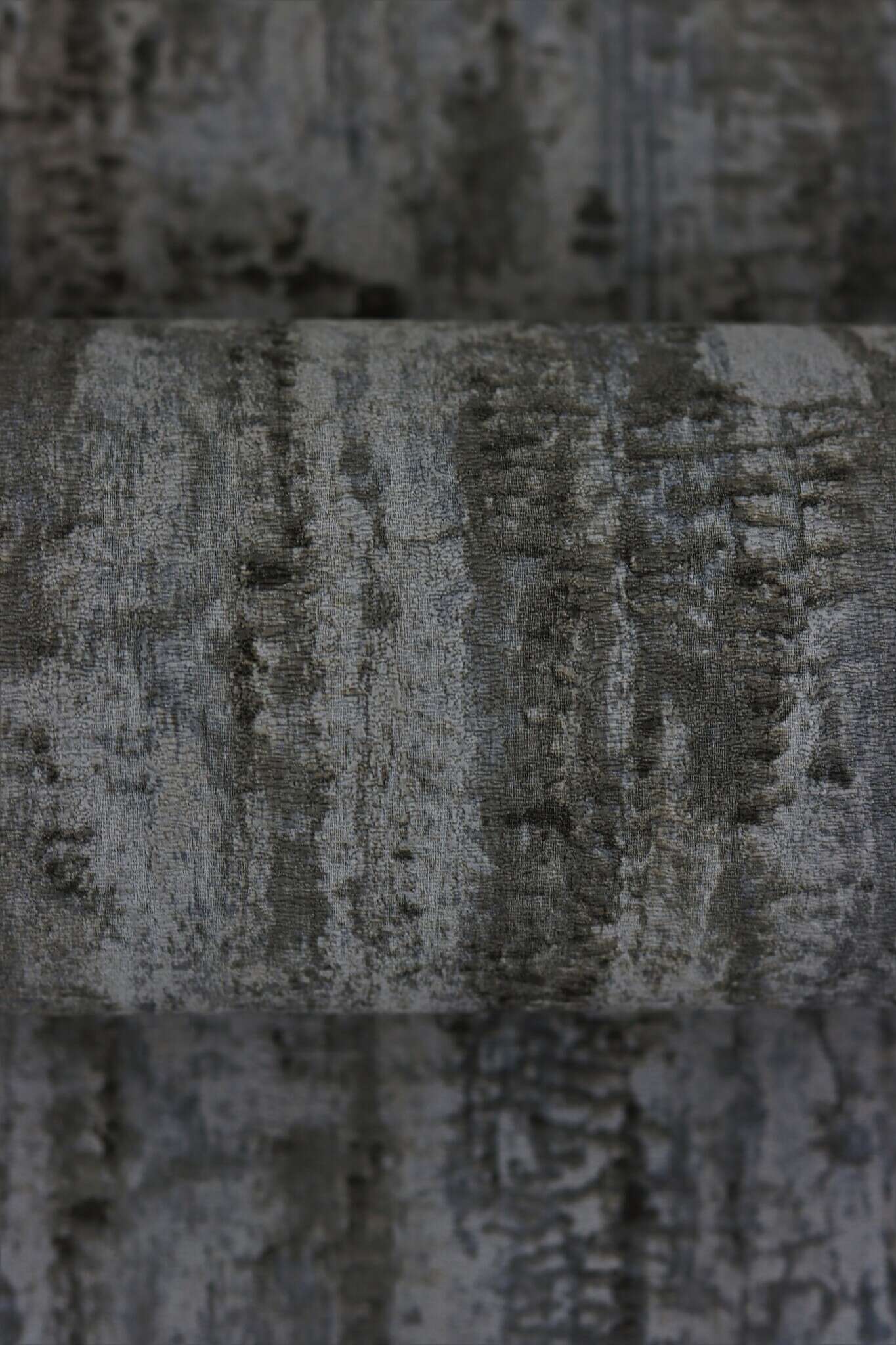 10-554076 Detailaufnahmen 3 Detailed image of Wallpaper with a grain that looks like tree bark