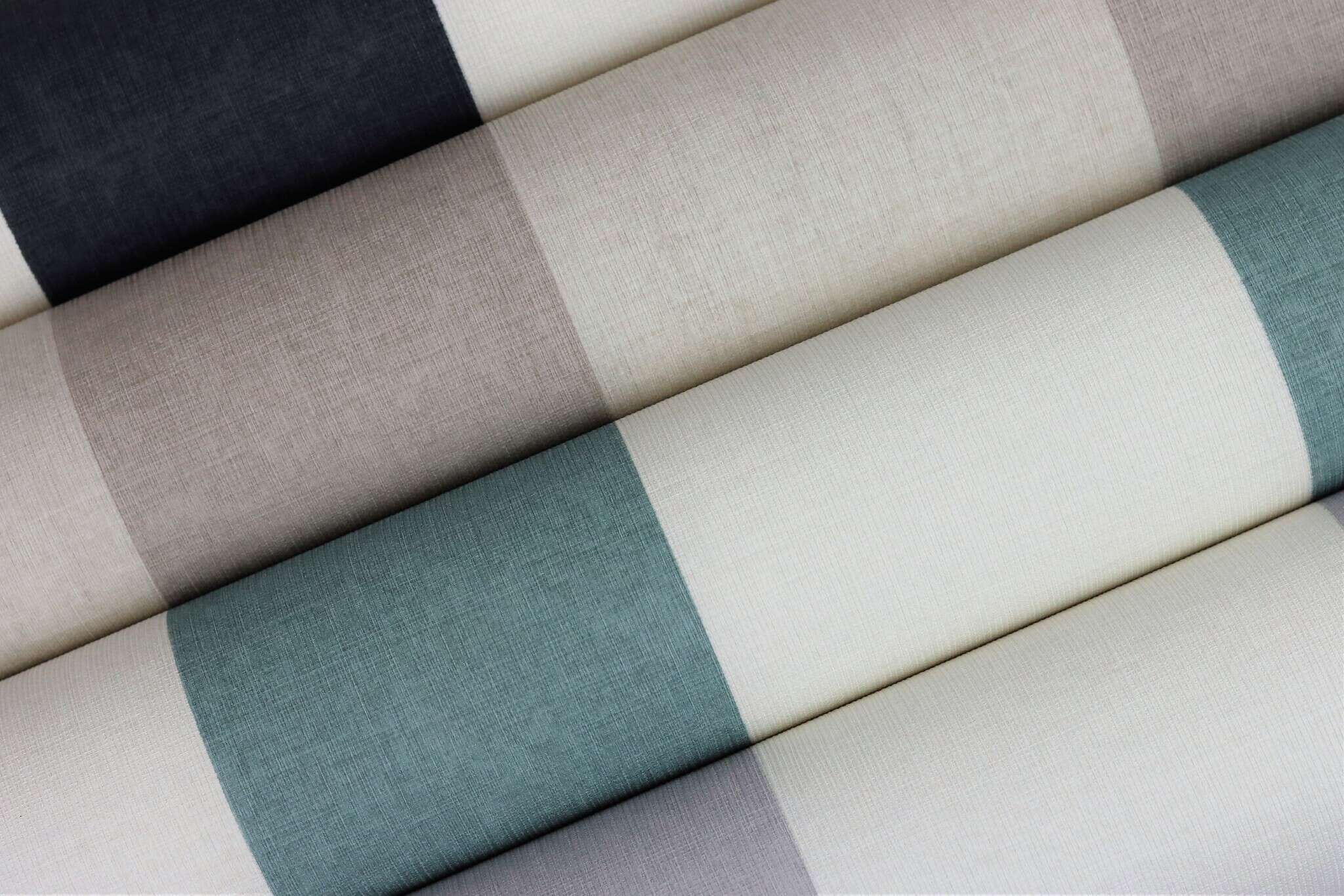 10-485448 Detailaufnahmen 5 Detailed image of Wallpaper with block stripes and linen texture
