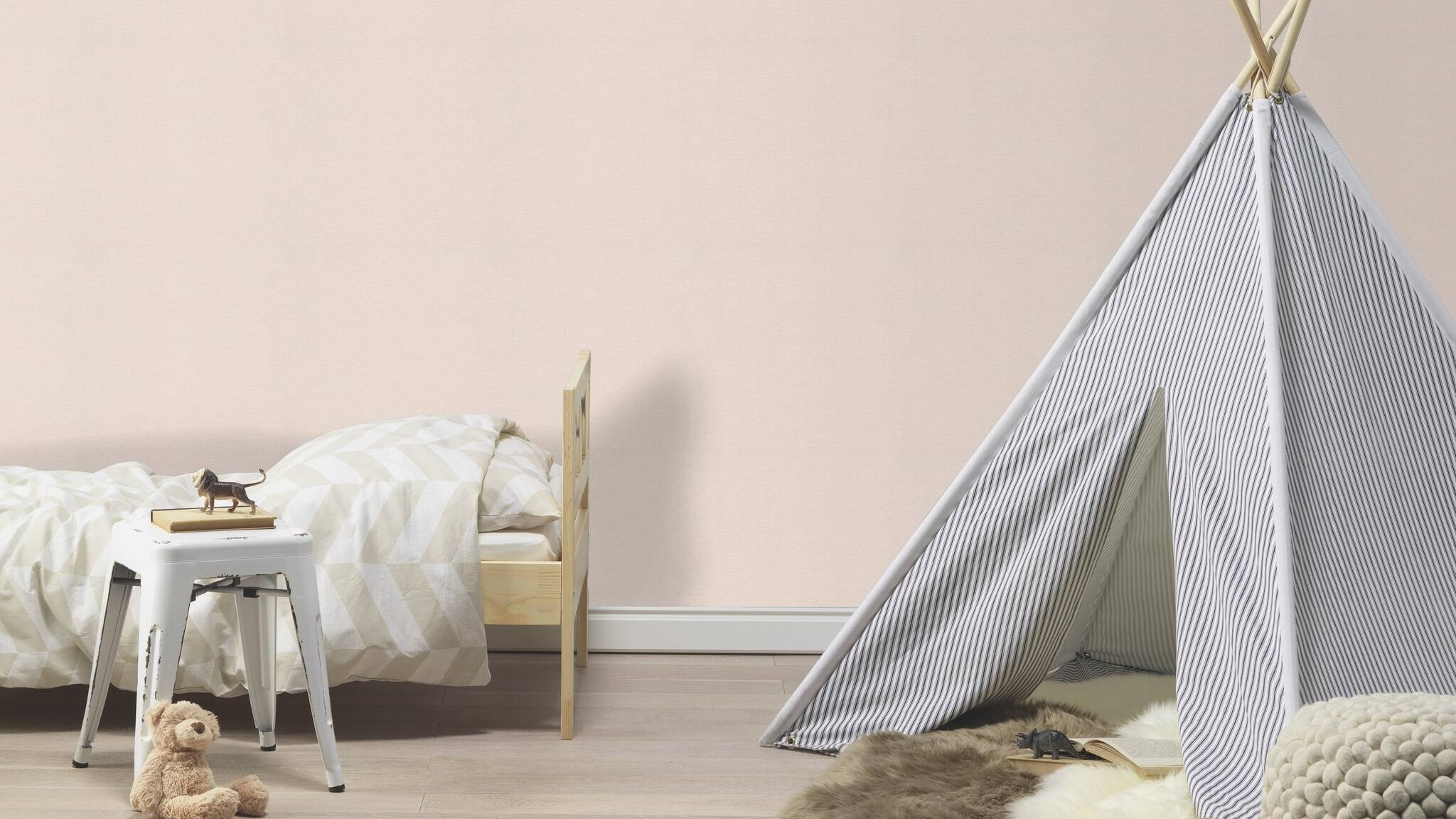 10-448641 Raumsituationen 5 Room with Plain wallpaper in delicate cream with a textile linen-like surface, ideal for cosy room designs.