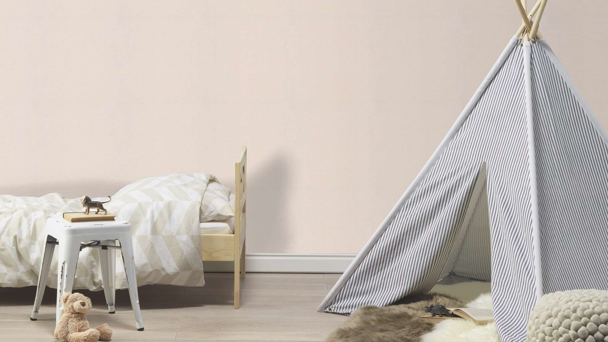 10-448641 Raumsituationen 5 Room with Plain wallpaper in delicate cream with a textile linen-like surface, ideal for cosy room designs.