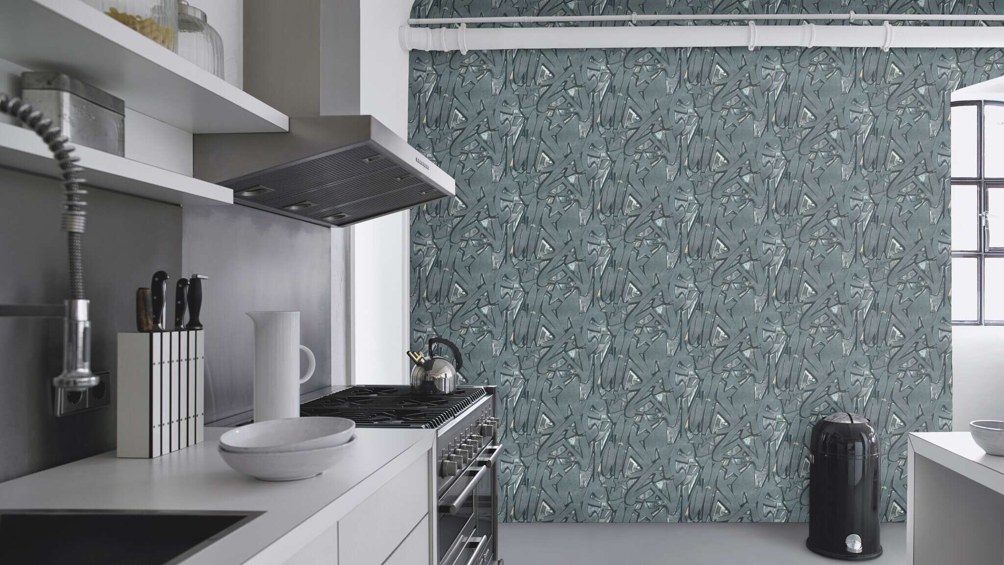10-202021 Raumsituationen 1 Room with Wallpaper with a dark graffiti pattern in black and grey with an urban street art aesthetic