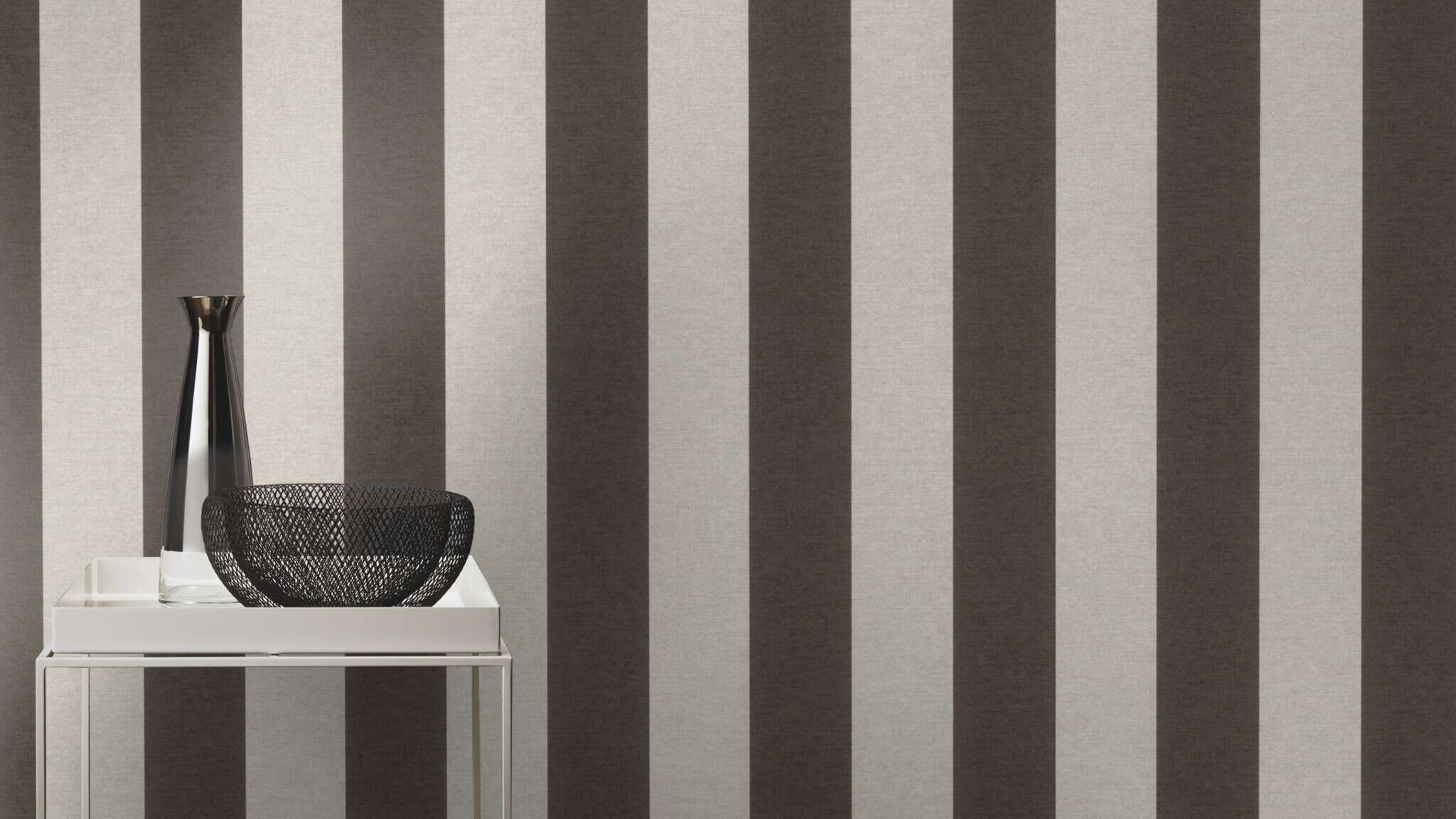 10-600766 Raumsituationen 3 Room with Wallpaper with block stripes and textile texture