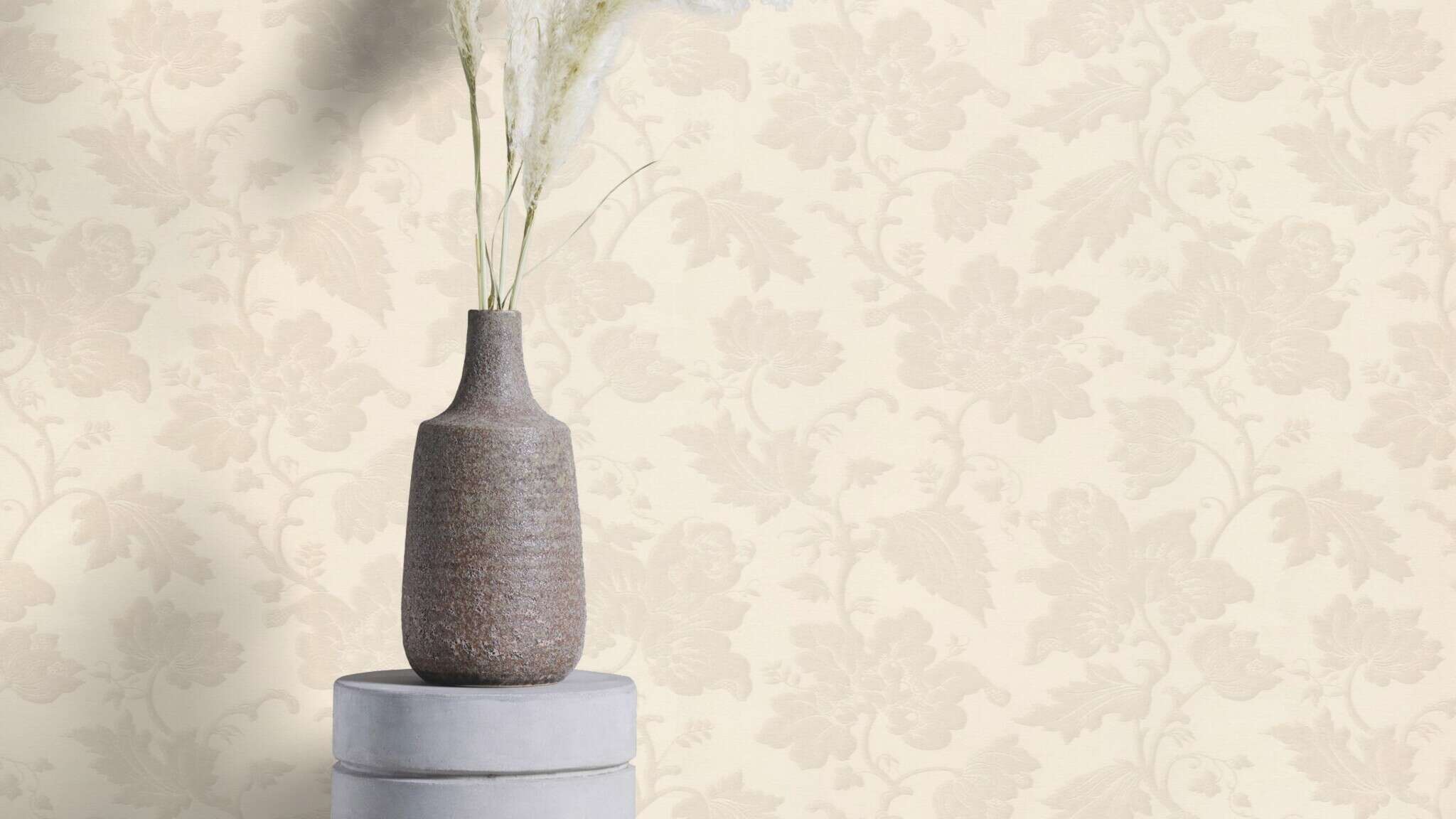 10-570434 Raumsituationen 2 Room with Flowers and leaves on a fine fabric background in silver grey tones