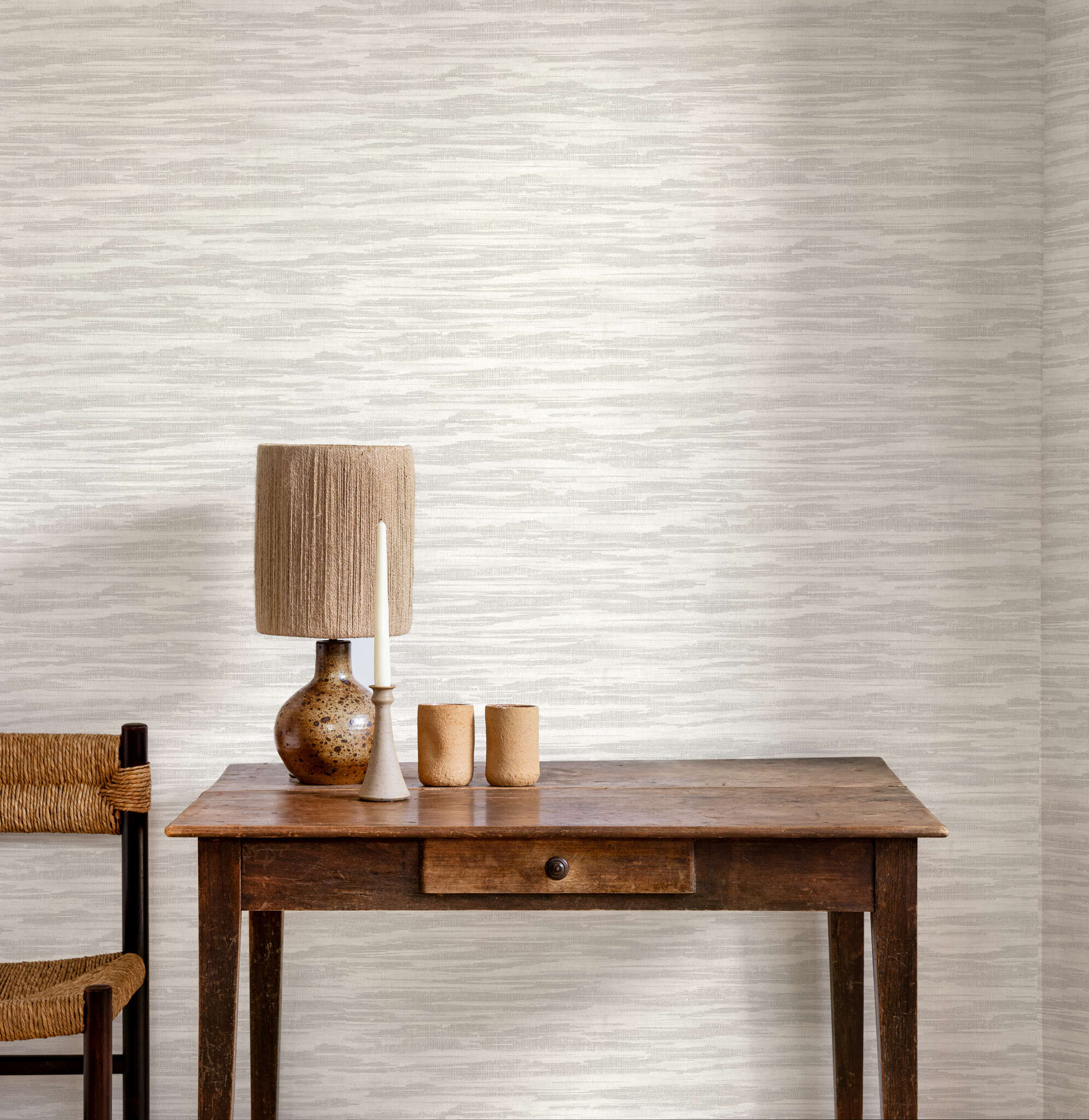 10-720440 Raumbilder 1 Room with Wallpaper with horizontal lines and grooved texture