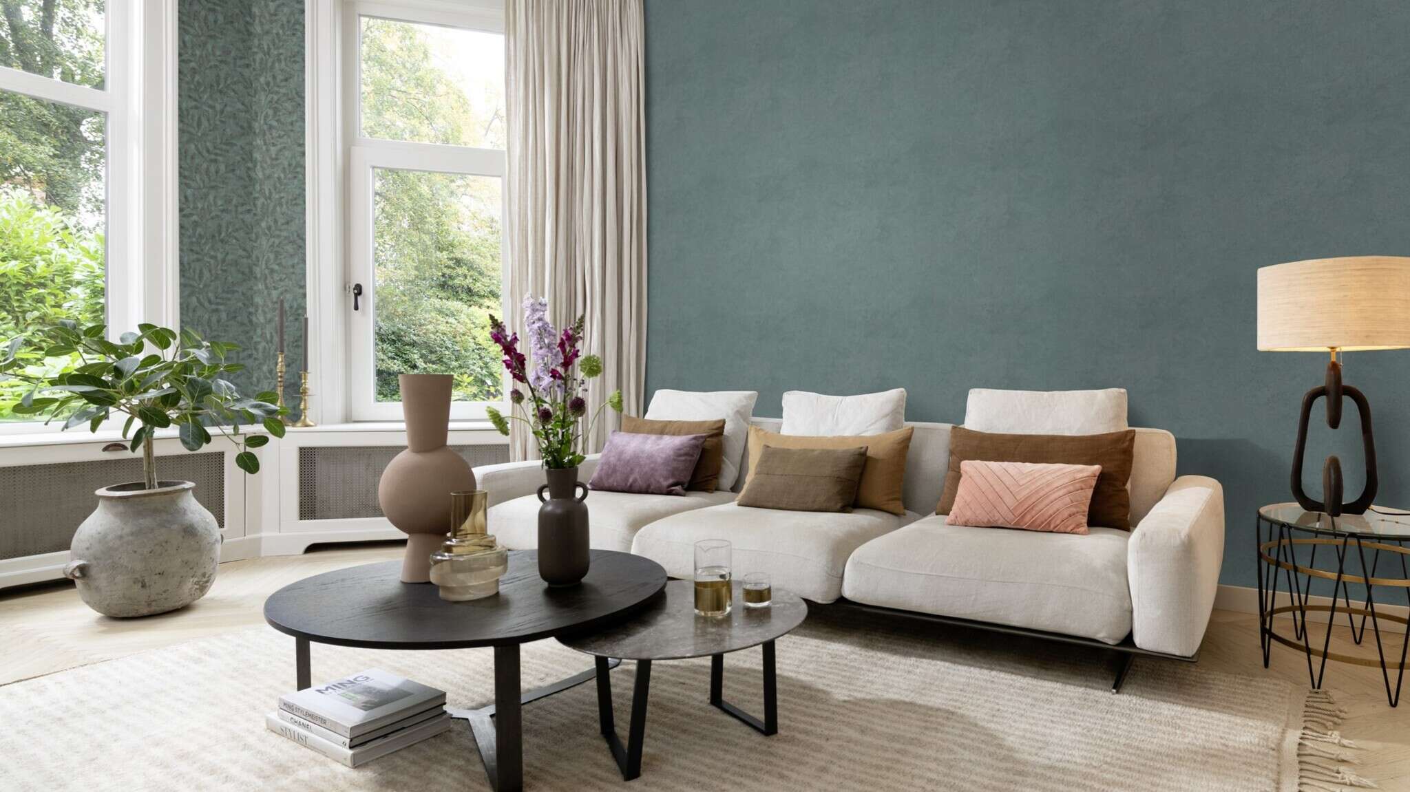 10-315172 Raumsituationen 2 Room with Petrol-coloured non-woven wallpaper with a weathered metal look – strong, modern and individual.
