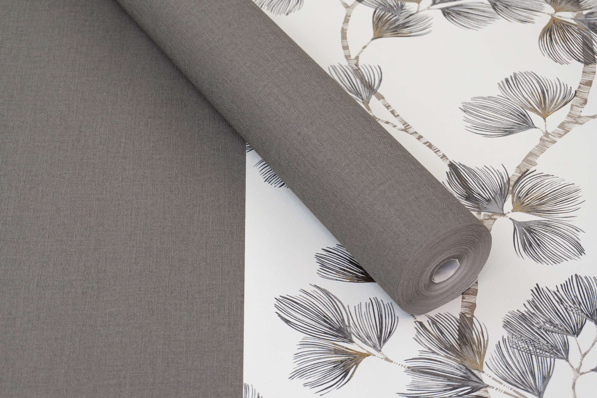 10-866933 Detailaufnahmen 1 Detailed image of Wallpaper with branches and gold accents