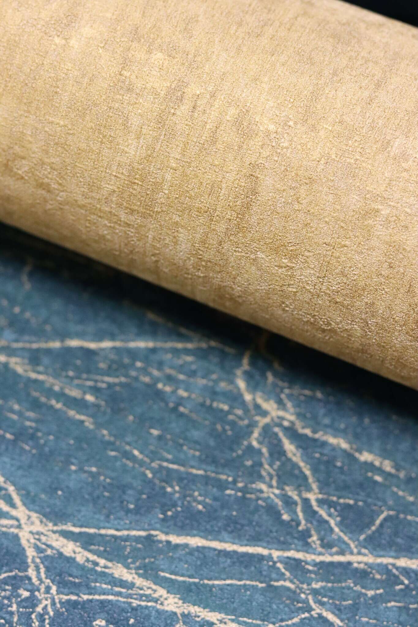10-429312 Detailaufnahmen 15 Detailed image of Non-woven wallpaper with a textured surface in a mustard yellow colour.