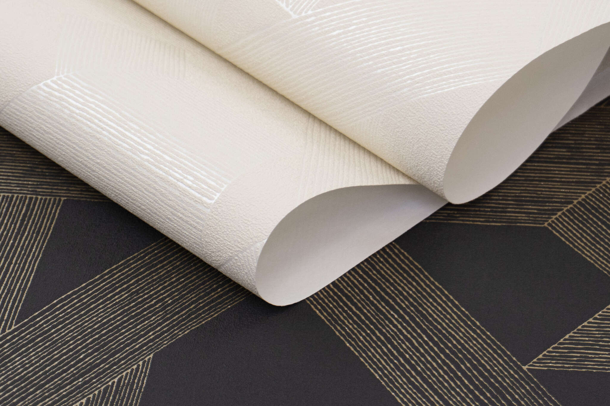 10-600438 Detailaufnahmen 1 Detailed image of Geometric wallpaper with lines and diamonds
