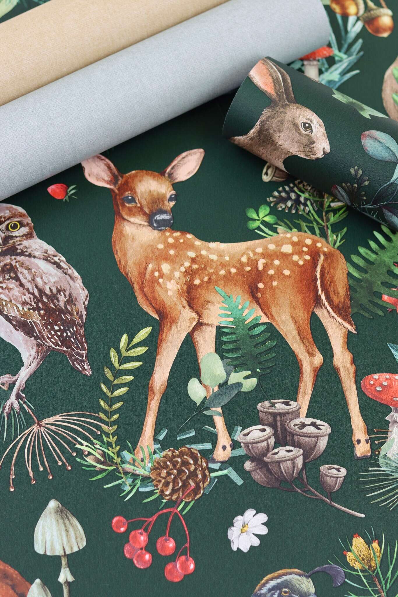10-252835 Detailaufnahmen 20 Detailed image of Greenish matt wallpaper with a smooth texture for a calming room effect