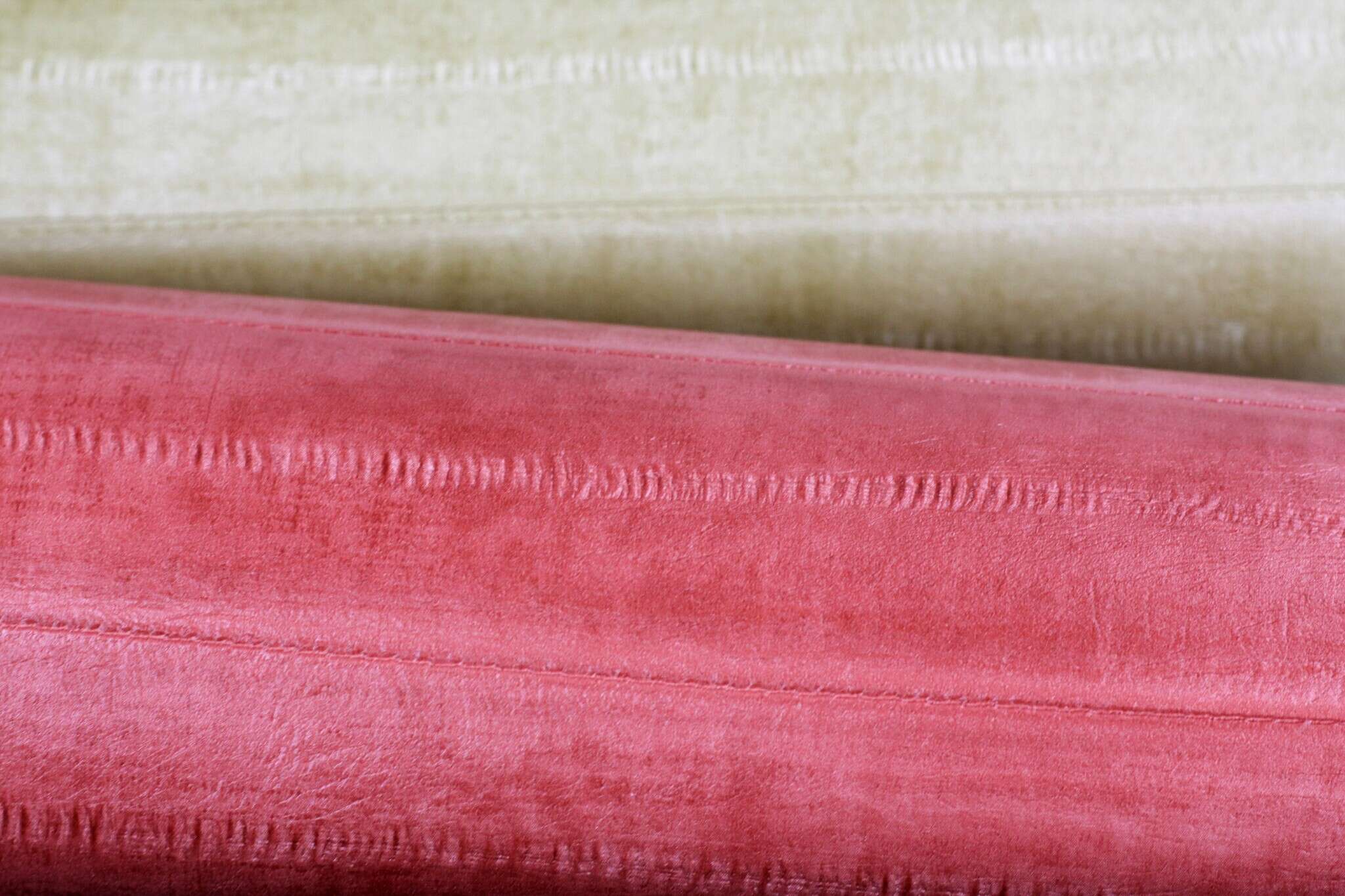10-418507 Detailaufnahmen 7 Leather look non-woven wallpaper in red 418507