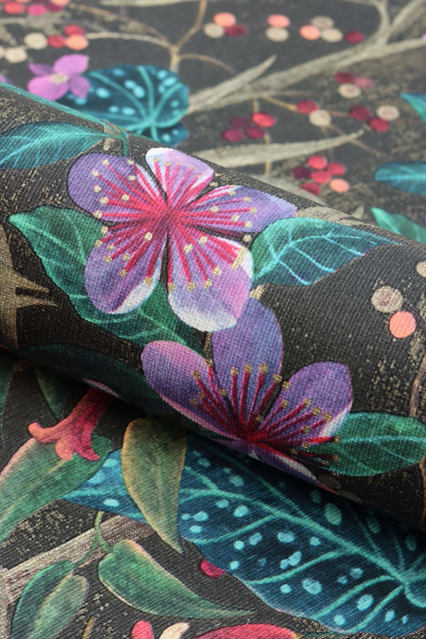 10-538236 Detailaufnahmen 5 Detailed image of Leaf wallpaper with flowers and plants