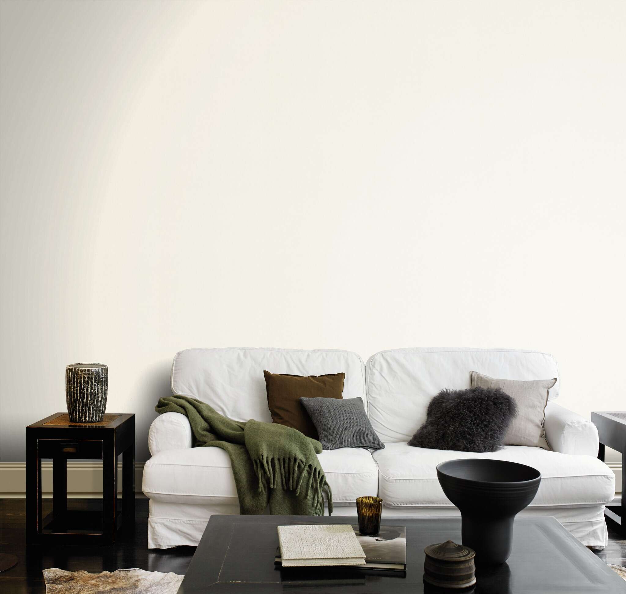 Raum mit Uni-Vliestapete in elfenbeinfarbenem Ton mit textilähnlicher Oberfläche.