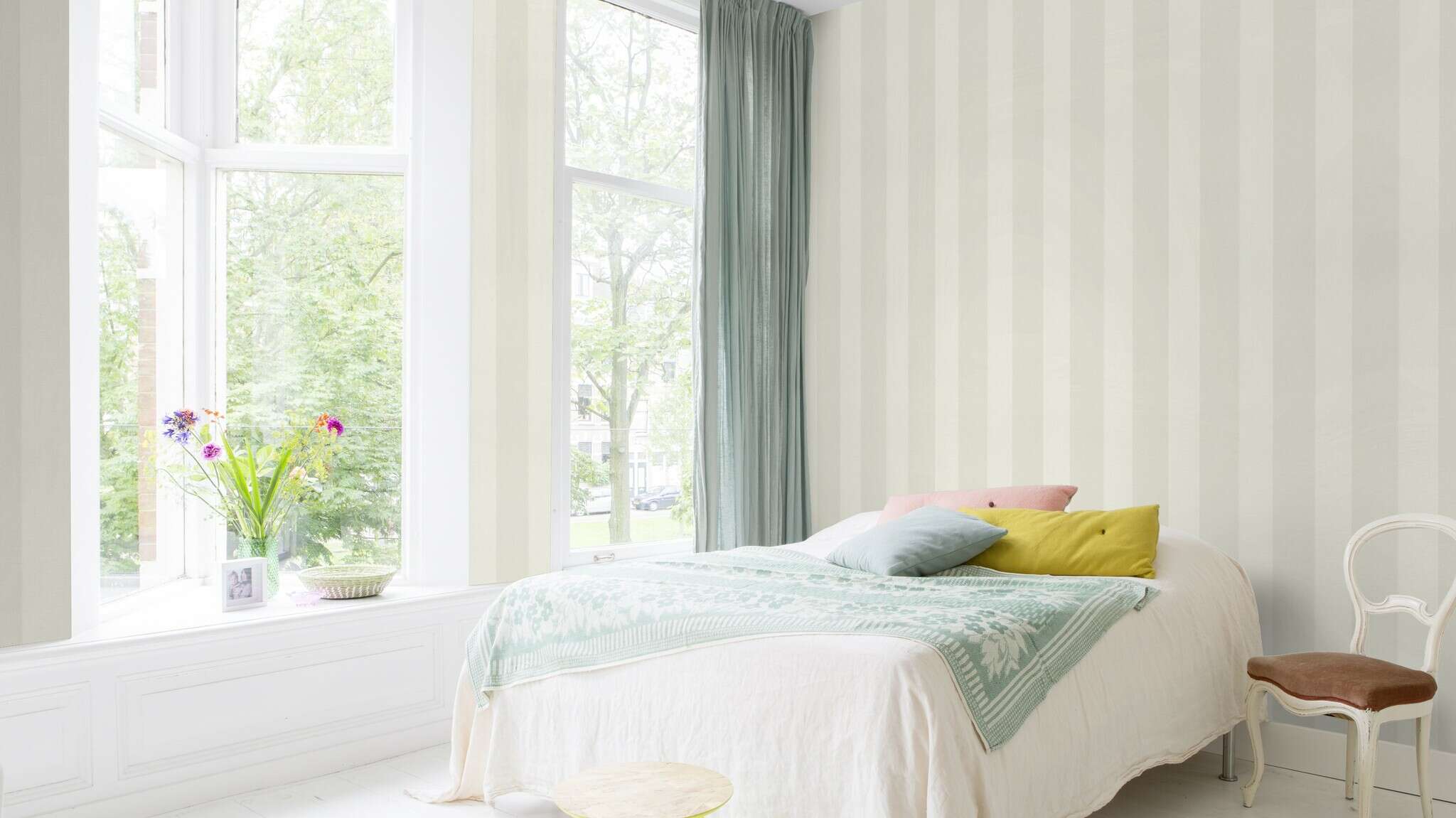 10-633467 Raumsituationen 2 Une chambre avec Papier peint rayé avec une texture granuleuse