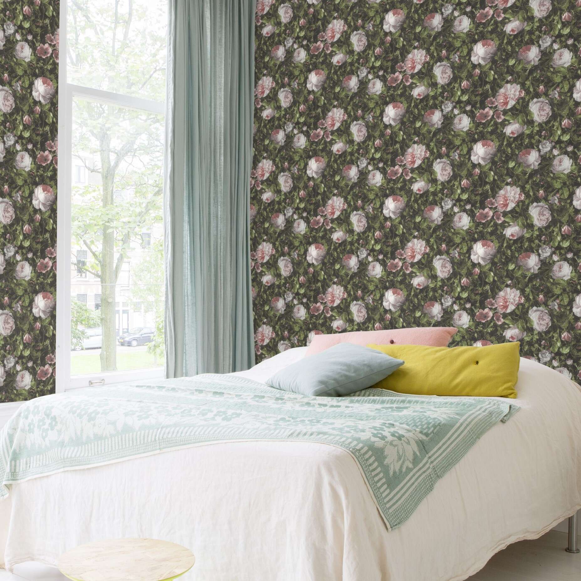10-278316 Raumsituationen 2 Room with Floral wallpaper with large, detailed roses in pink and white on dense, dark foliage