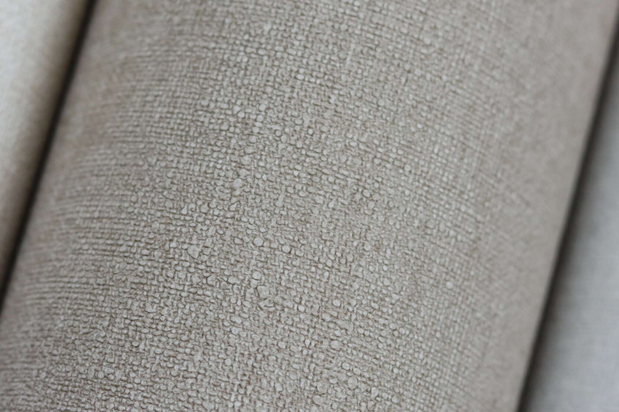 10-448566 Detailaufnahmen 7 Detailbild von Dezente Vliestapete in Taupe mit stoffähnlicher Struktur