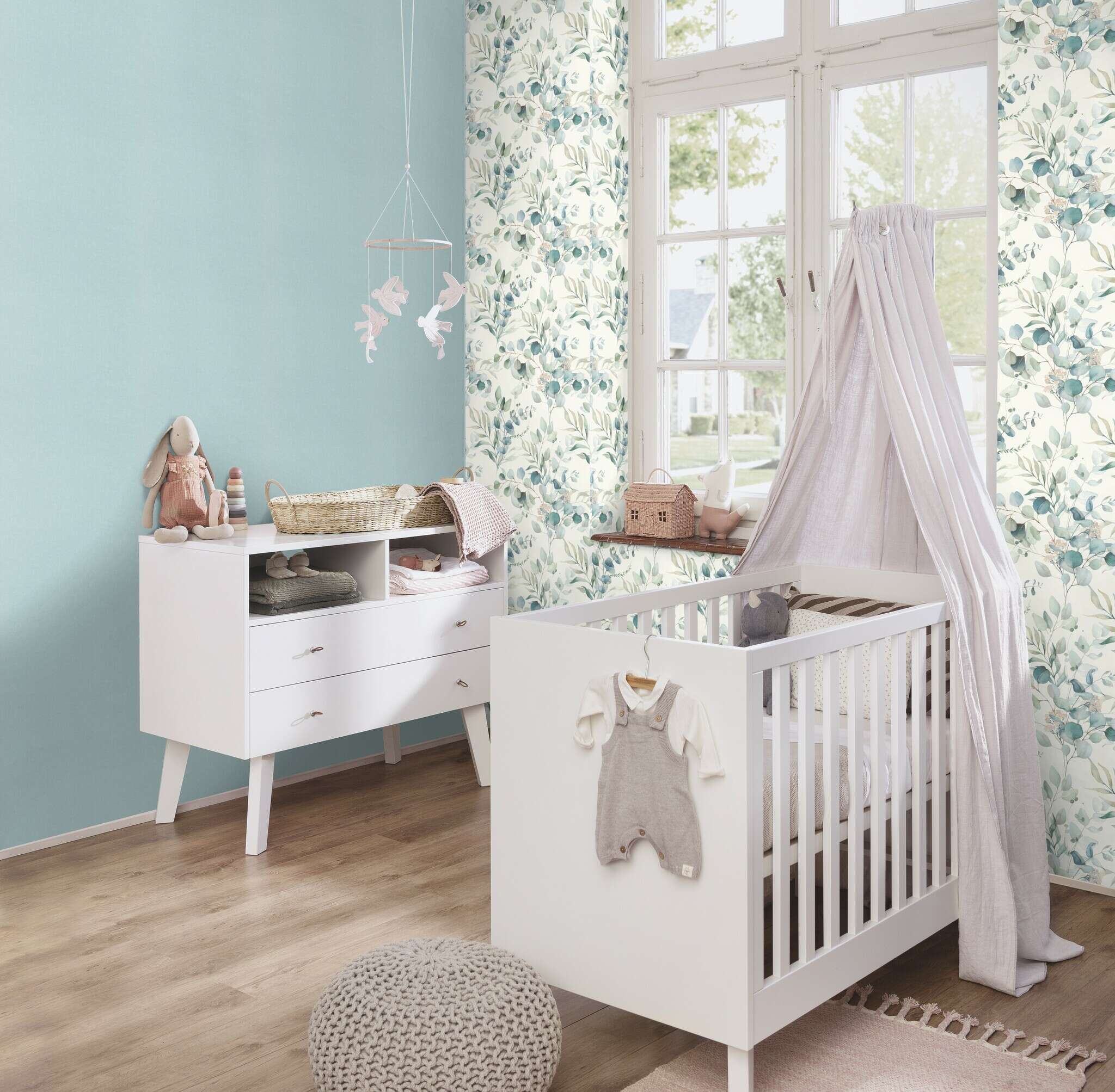 10-300215 Raumsituationen 3 Room with Watercolour-style leaf wallpaper with finely drawn eucalyptus and fern leaves in muted green and blue tones
