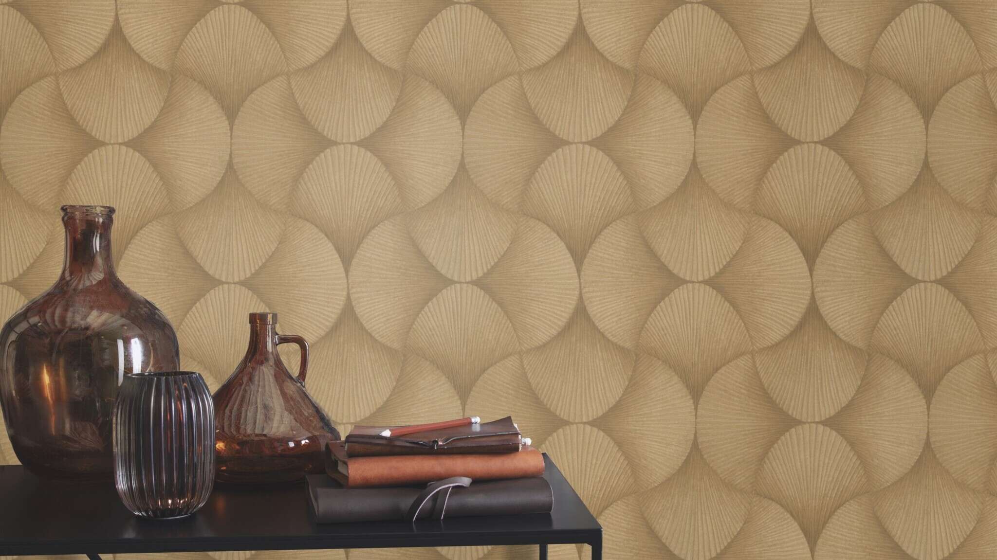 10-608243 Raumsituationen 4 Room with Graphic wallpaper with shells and grooved texture