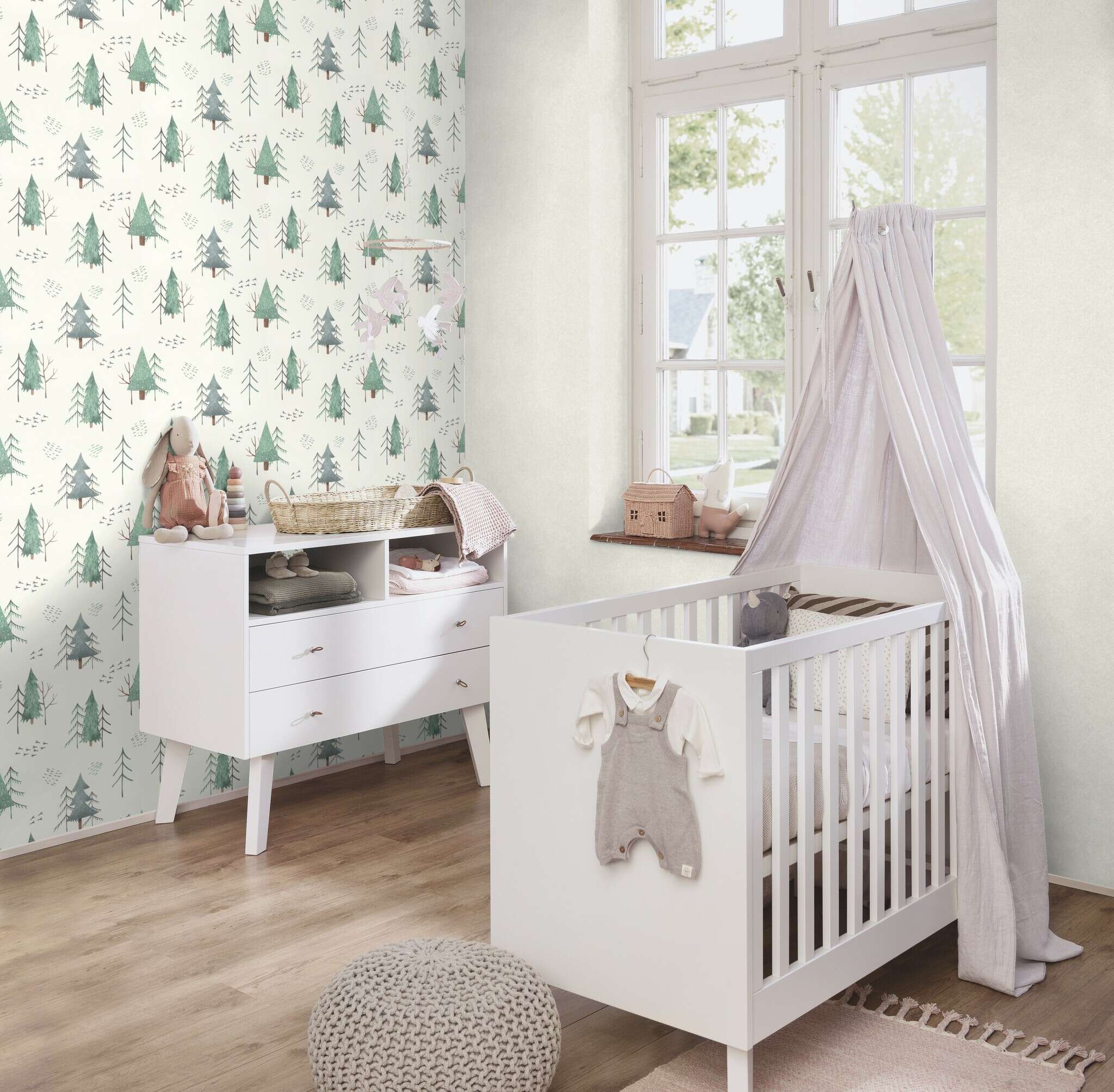 10-300734 Raumsituationen 1 Raum mit Verspielte Kindertapete mit handgezeichneten Tannenbäumen und Vogelgruppen in Grüntönen auf hellem Grund