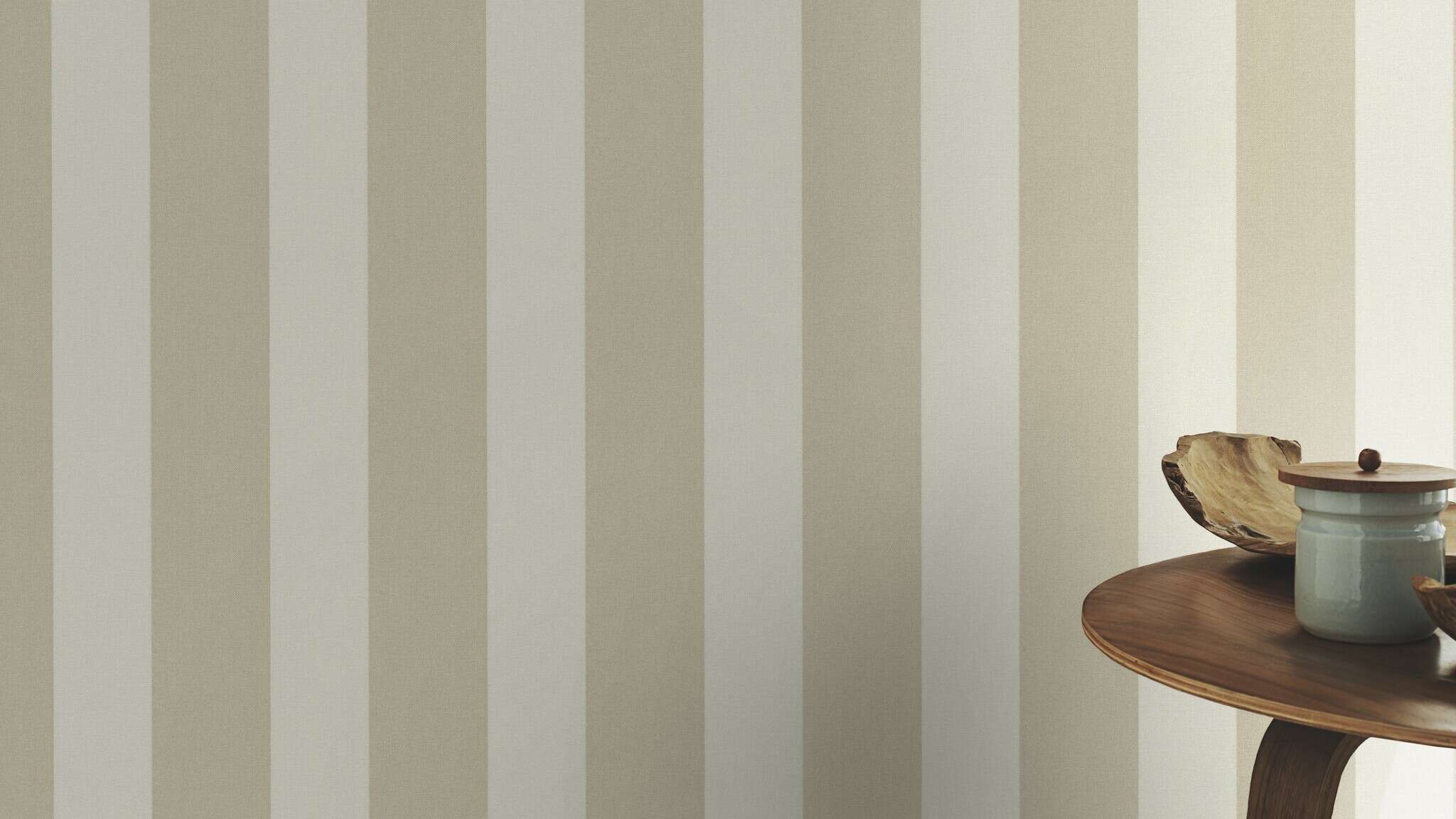 10-633450 Raumsituationen 5 Une chambre avec Papier peint rayé avec une texture granuleuse