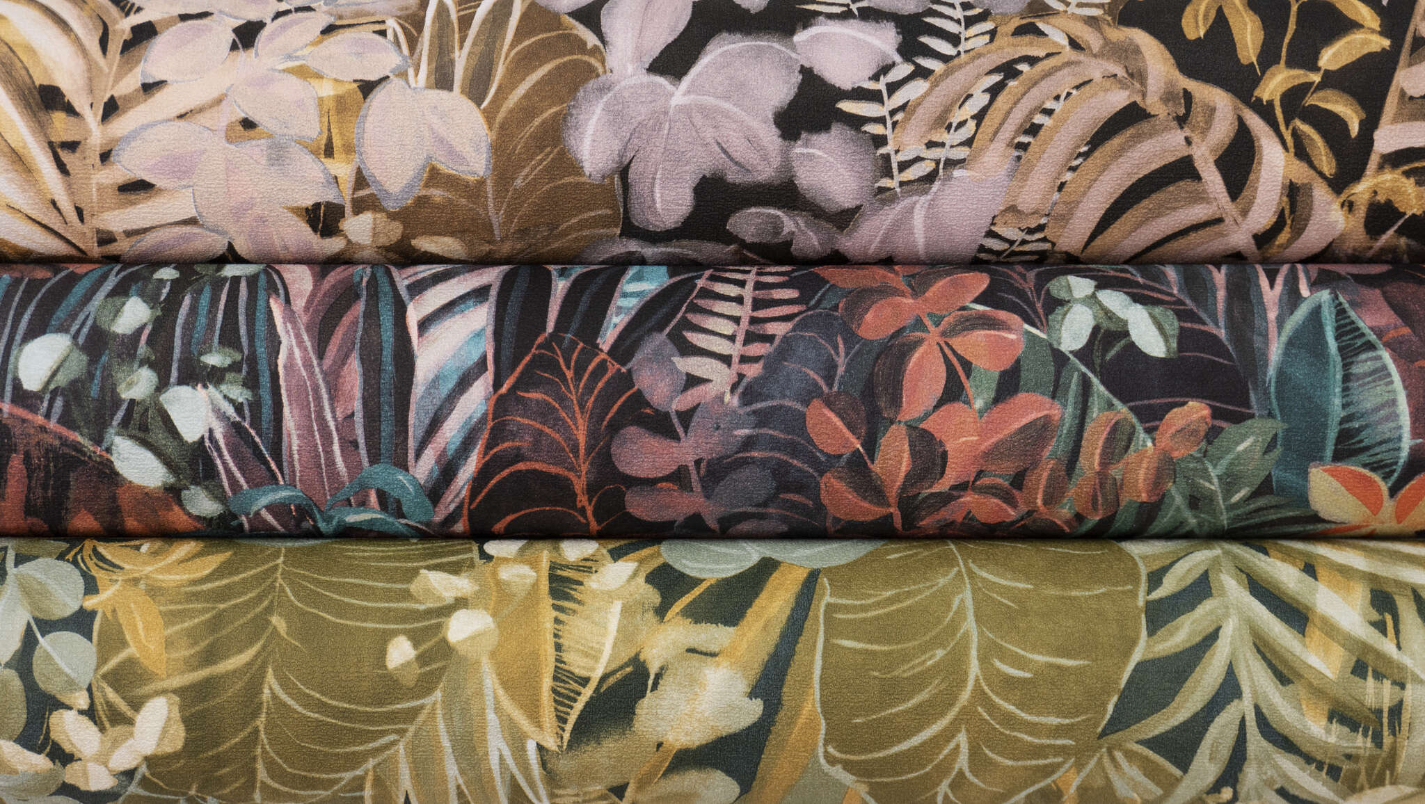 10-600643 Detailaufnahmen 3 Detailed image of Tropical wallpaper with hand-painted leaves