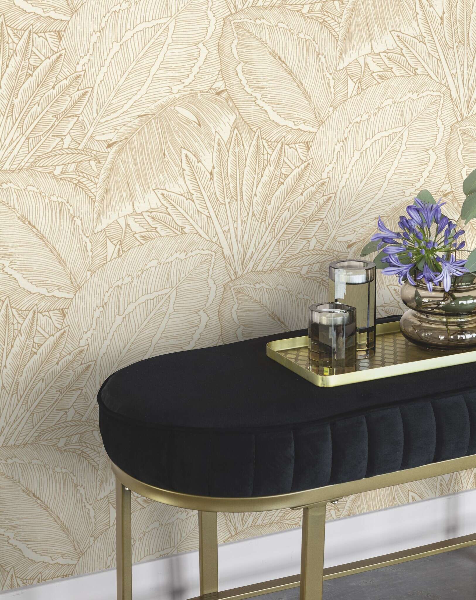 10-580822 Raumsituationen 1 Room with Wallpaper with sketched leaves and large plants