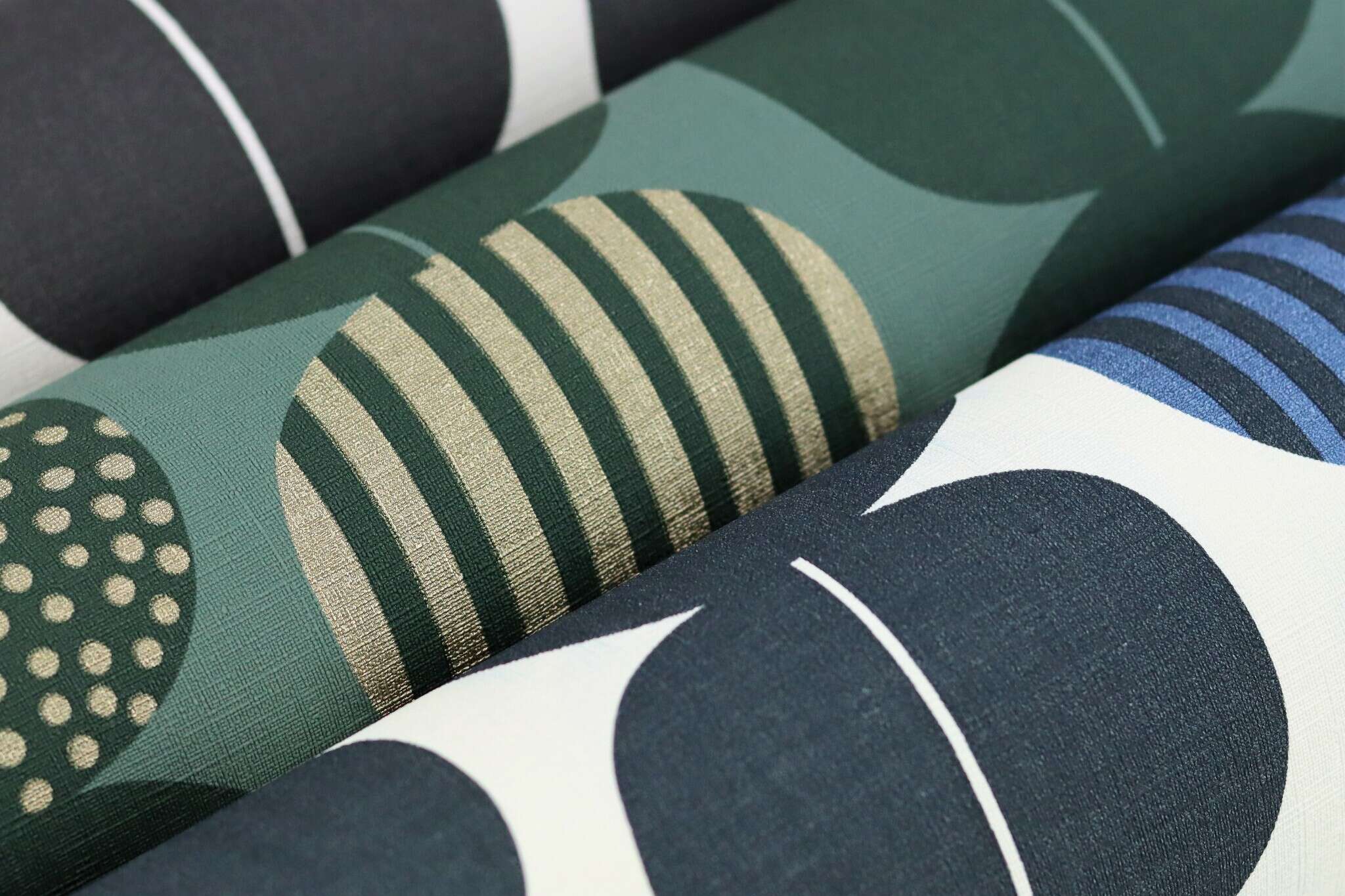10-539745 Detailaufnahmen 1 Circles non-woven wallpaper in blue-dark blue Selection 539745