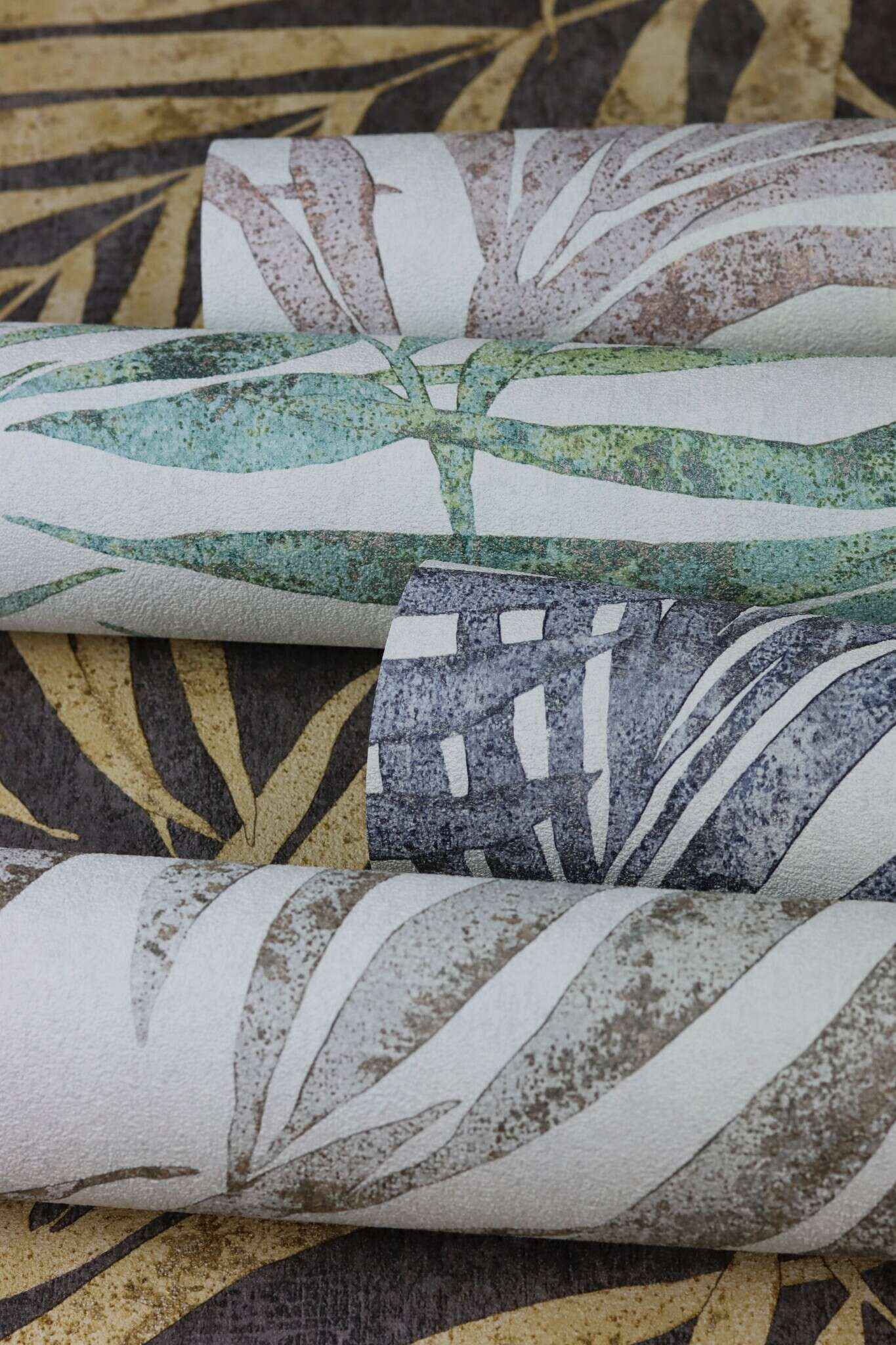 10-617429 Detailaufnahmen 7 Palm leaves non-woven wallpaper in blue-demin Indigo Selection 617429