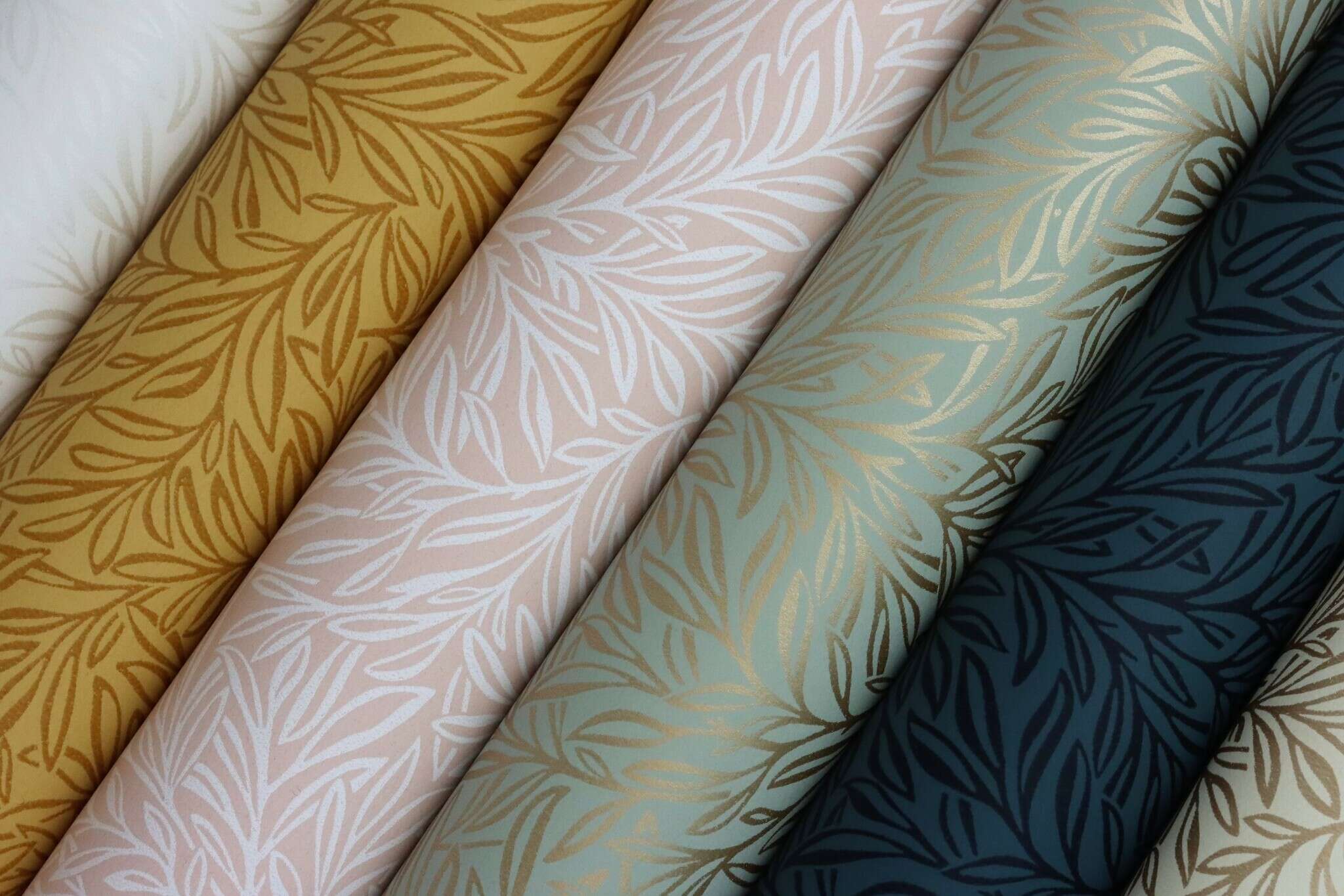10-552300 Detailaufnahmen 8 Twigs non-woven wallpaper in blue-dark blue Selection 552300