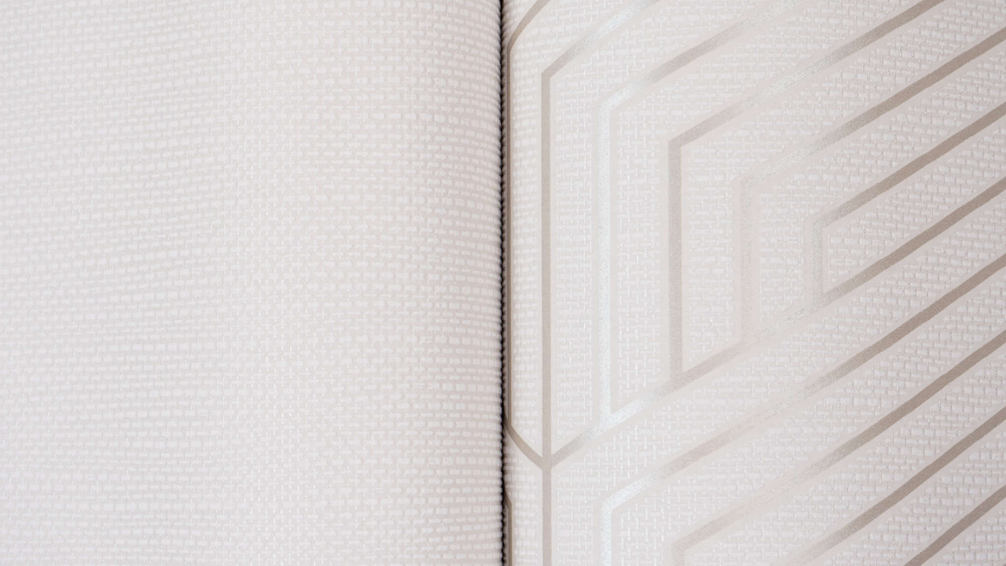 10-312515 Detailaufnahmen 1 Detailed image of Non-woven wallpaper with cream background and fine hexagonal line pattern in light brown
