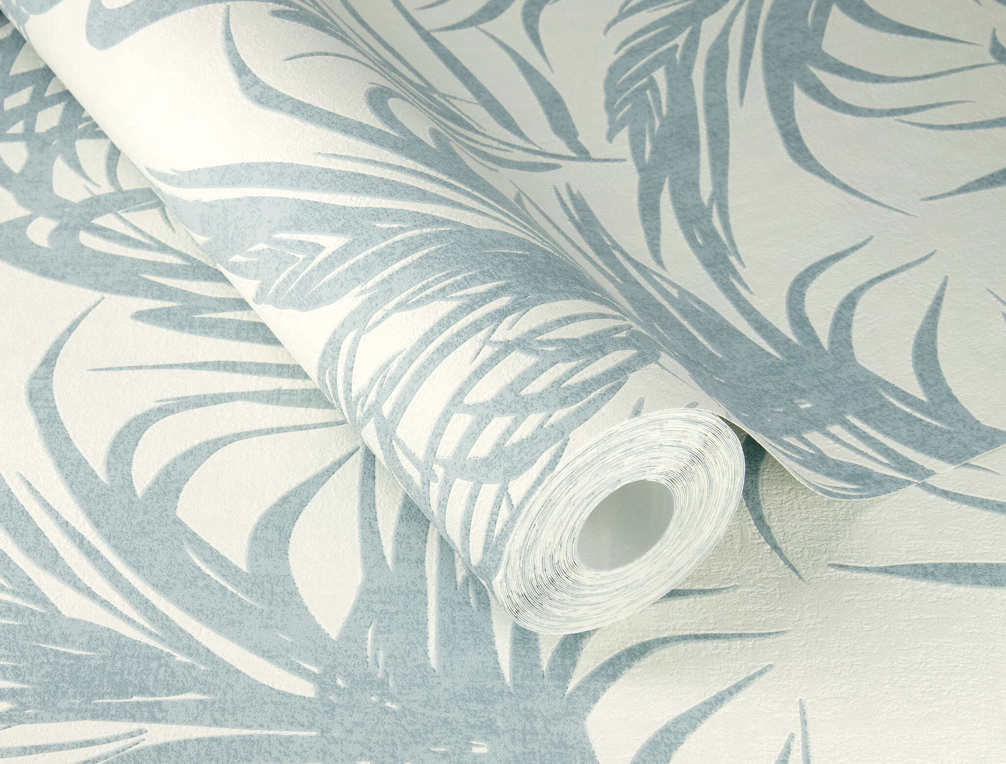 10-314014 Detailaufnahmen 1 Detailed image of Cream-coloured background with petrol blue palm leaves, modern and fresh.
