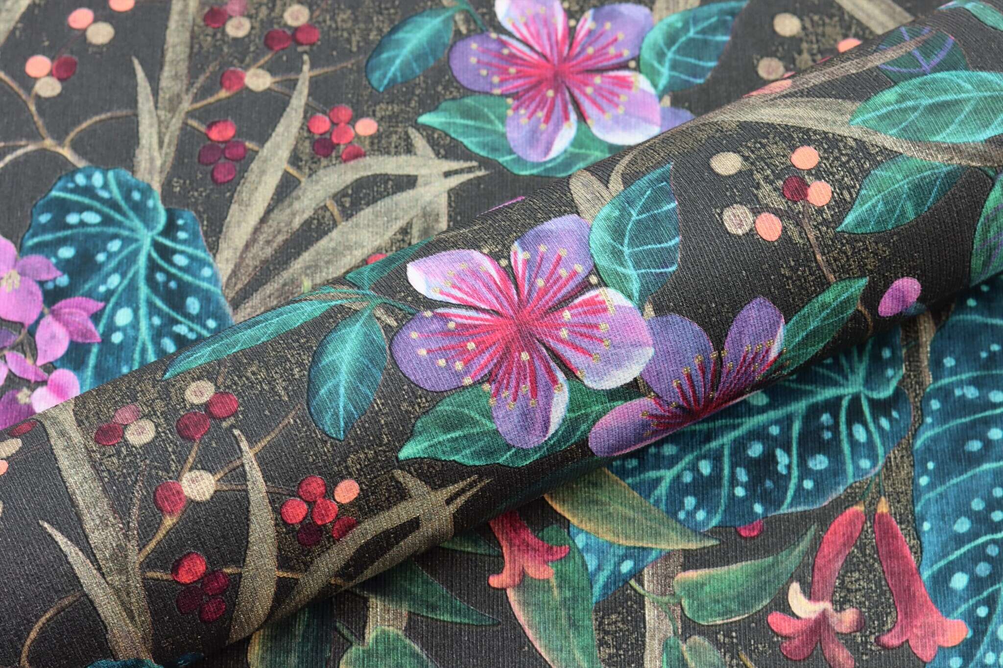 10-538236 Detailaufnahmen 2 Detailed image of Leaf wallpaper with flowers and plants