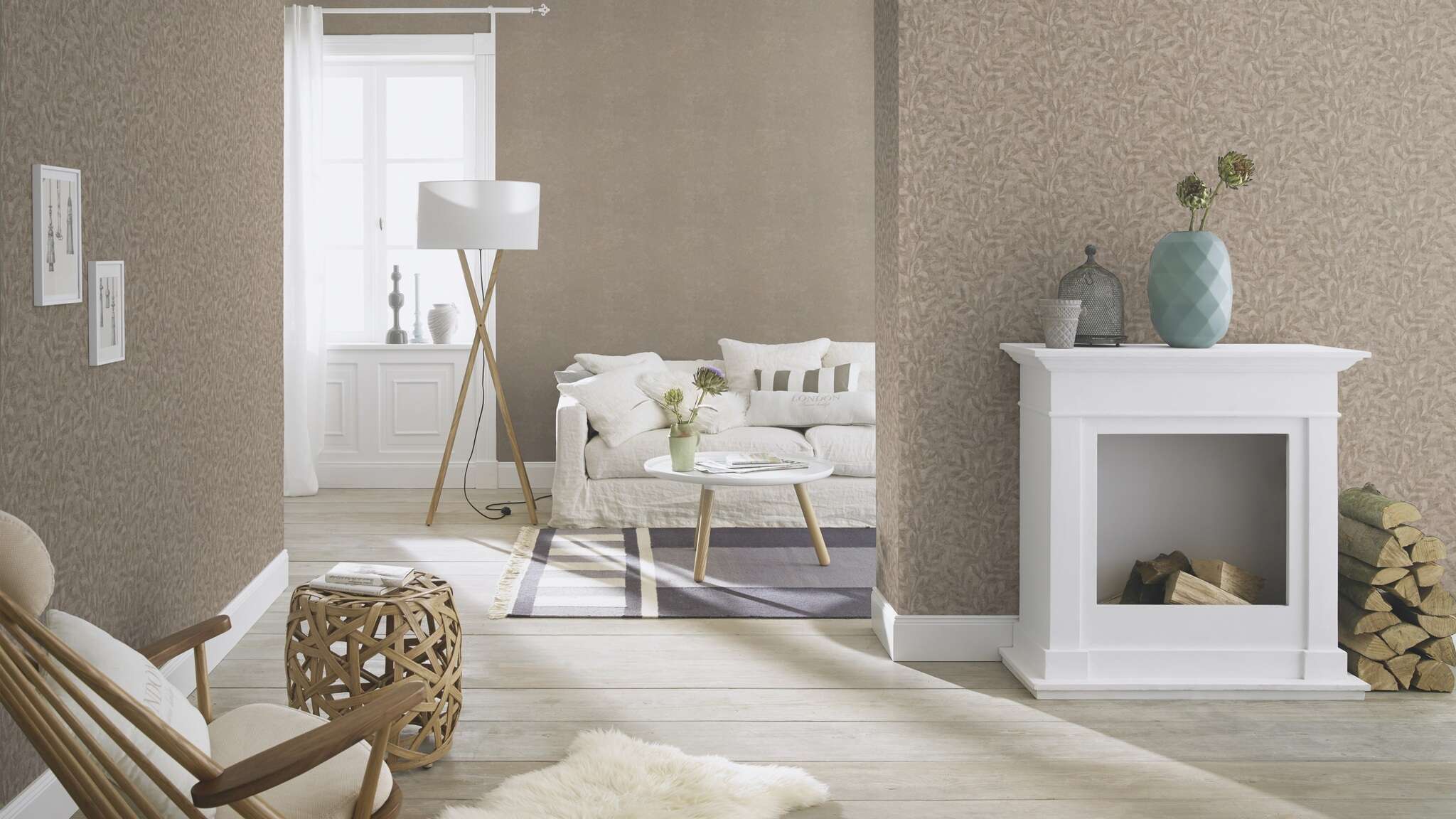 10-315158 Raumsituationen 4 Room with Warm taupe in a metallic-oxidised look for cosy, elegant wall accents.