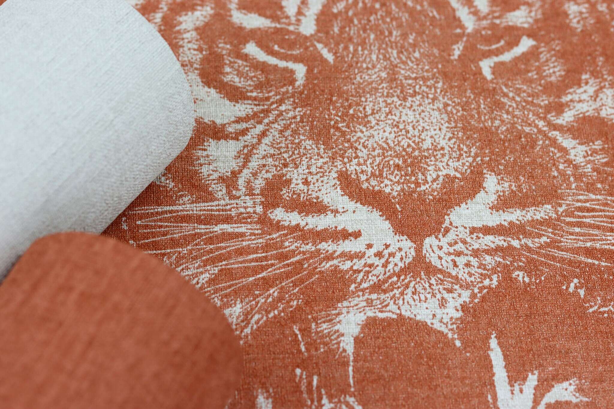 10-704723 Detailaufnahmen 1 Non-woven wallpaper with safari animals in red 704723