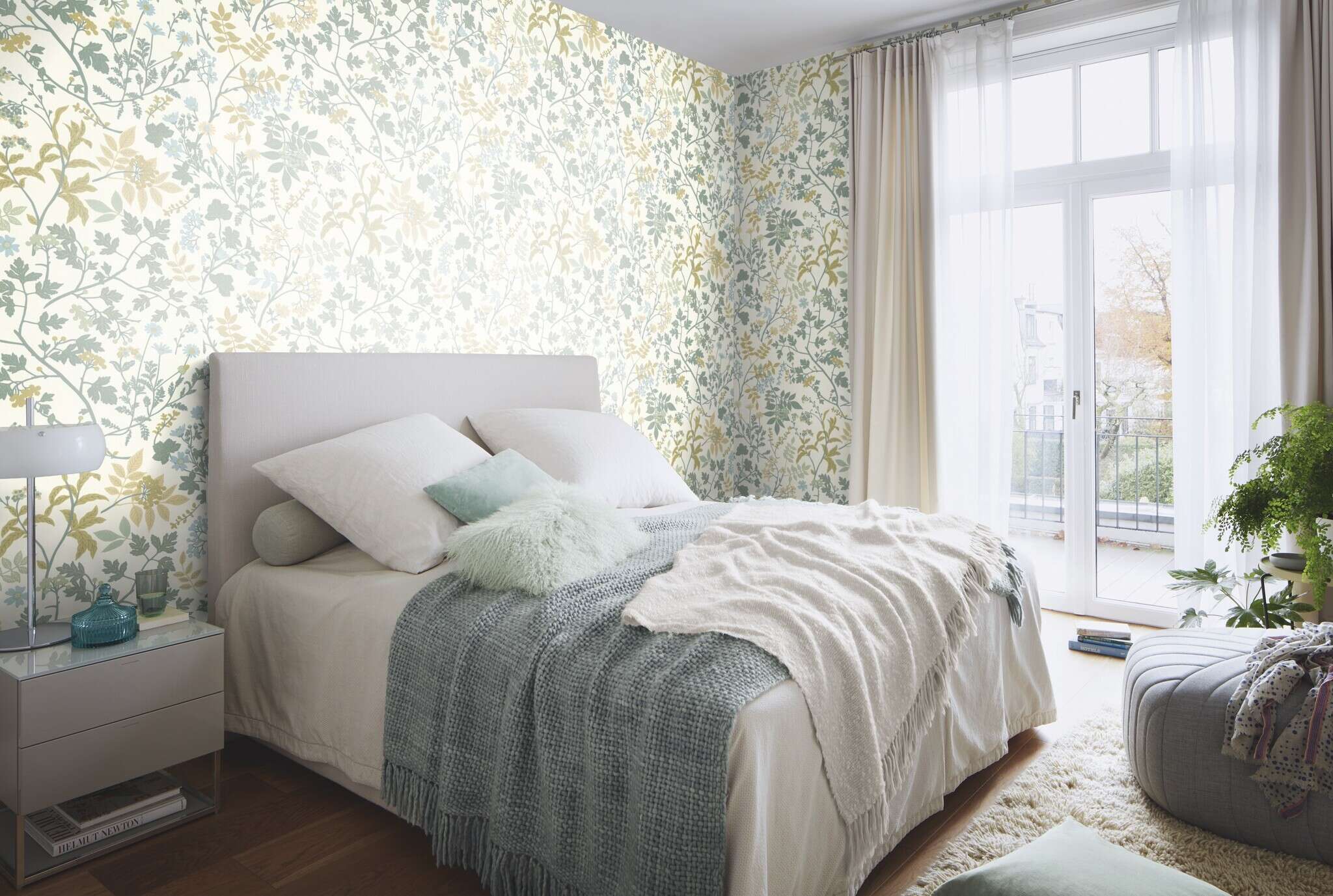 10-868517 Raumbilder 1 Une chambre avec Papier peint avec des fleurs des champs grimpantes