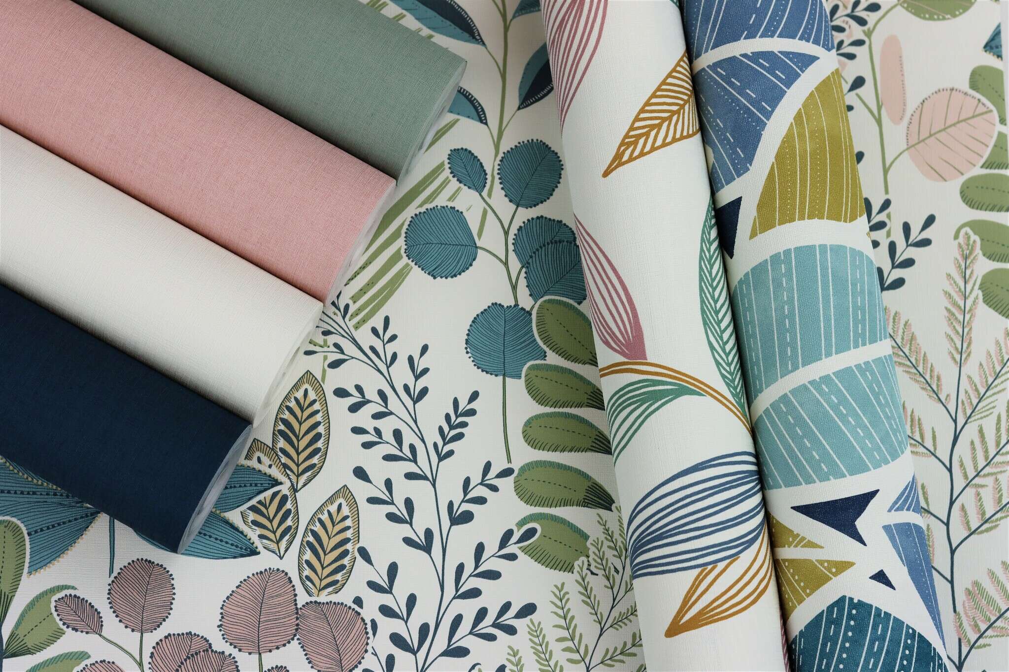 10-465310 Detailaufnahmen 1 Detailed image of Floral-style illustration with delicate leaves in green, blue, mauve and pink – charming, playful and stylish.