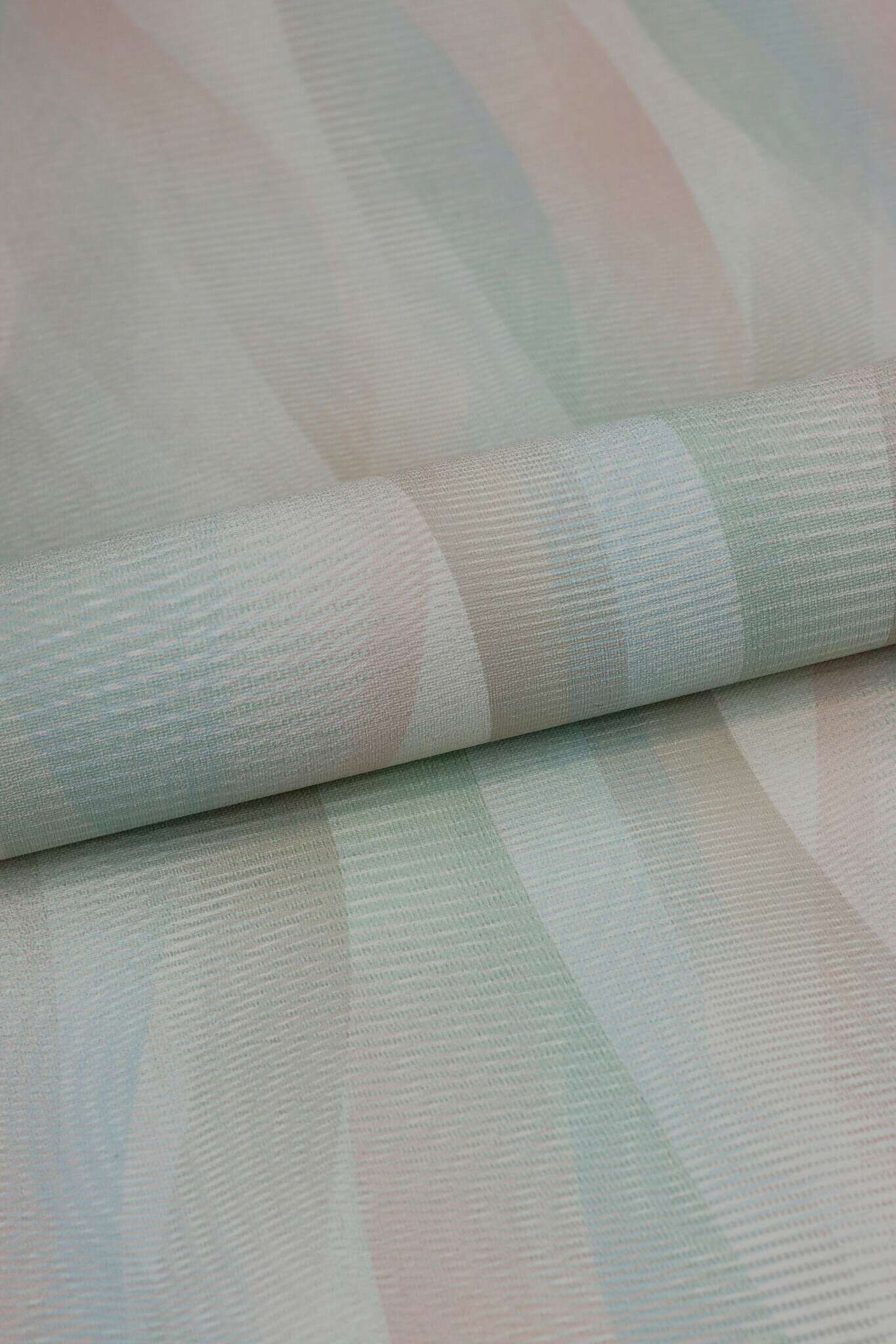 10-651522 Detailaufnahmen 12 Detailed image of Wallpaper with waves and sweeping colour gradients
