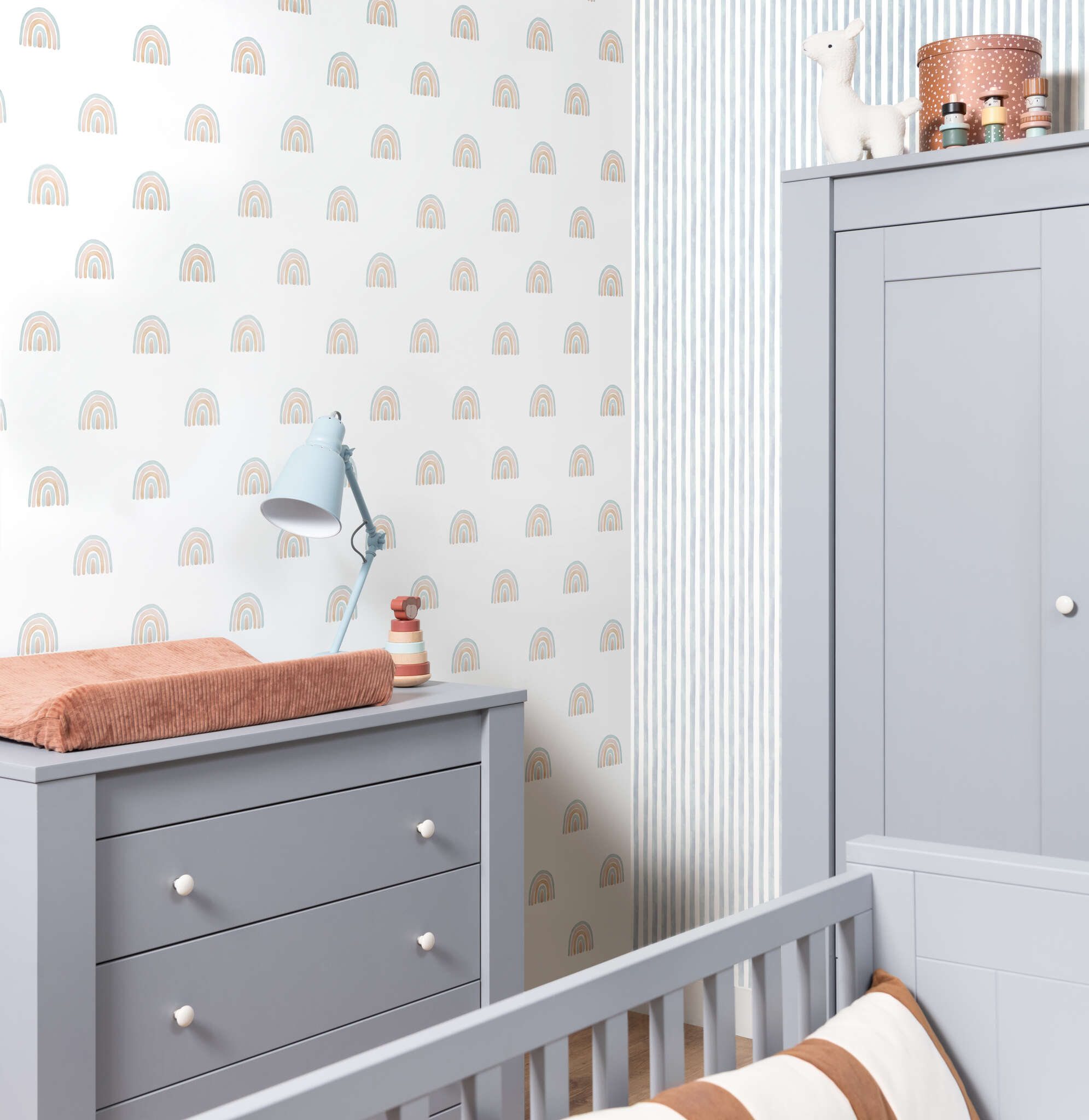 10-252743 Raumbilder 1 Raum mit Klassische Streifentapete in sanftem Blau-Weiß, ideal für Kinderzimmer oder maritime Themen