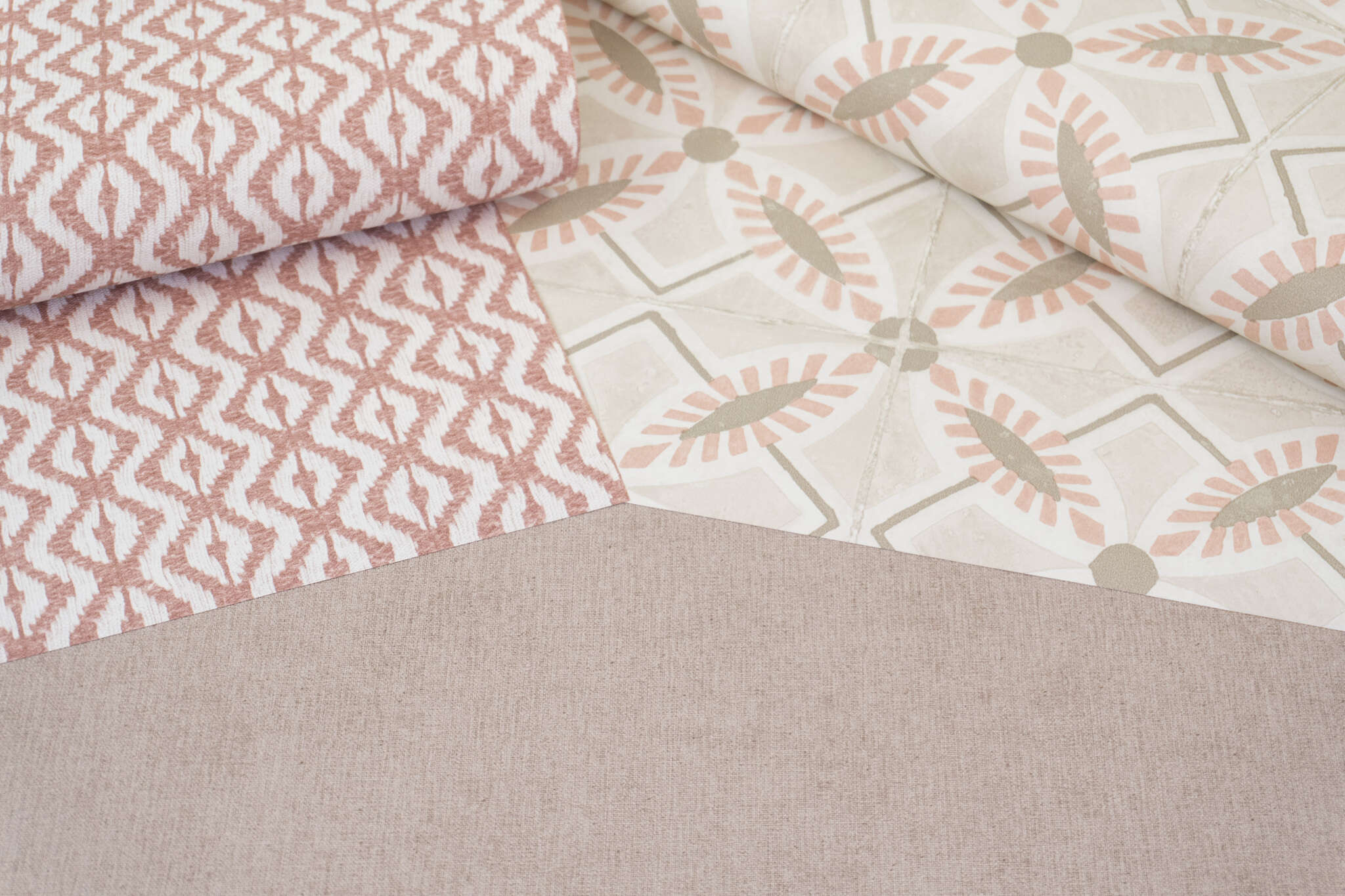 10-410273 Detailaufnahmen 4 Detailed image of Non-woven wallpaper with geometric retro pattern in beige and delicate rose – inspired by vintage tiles.