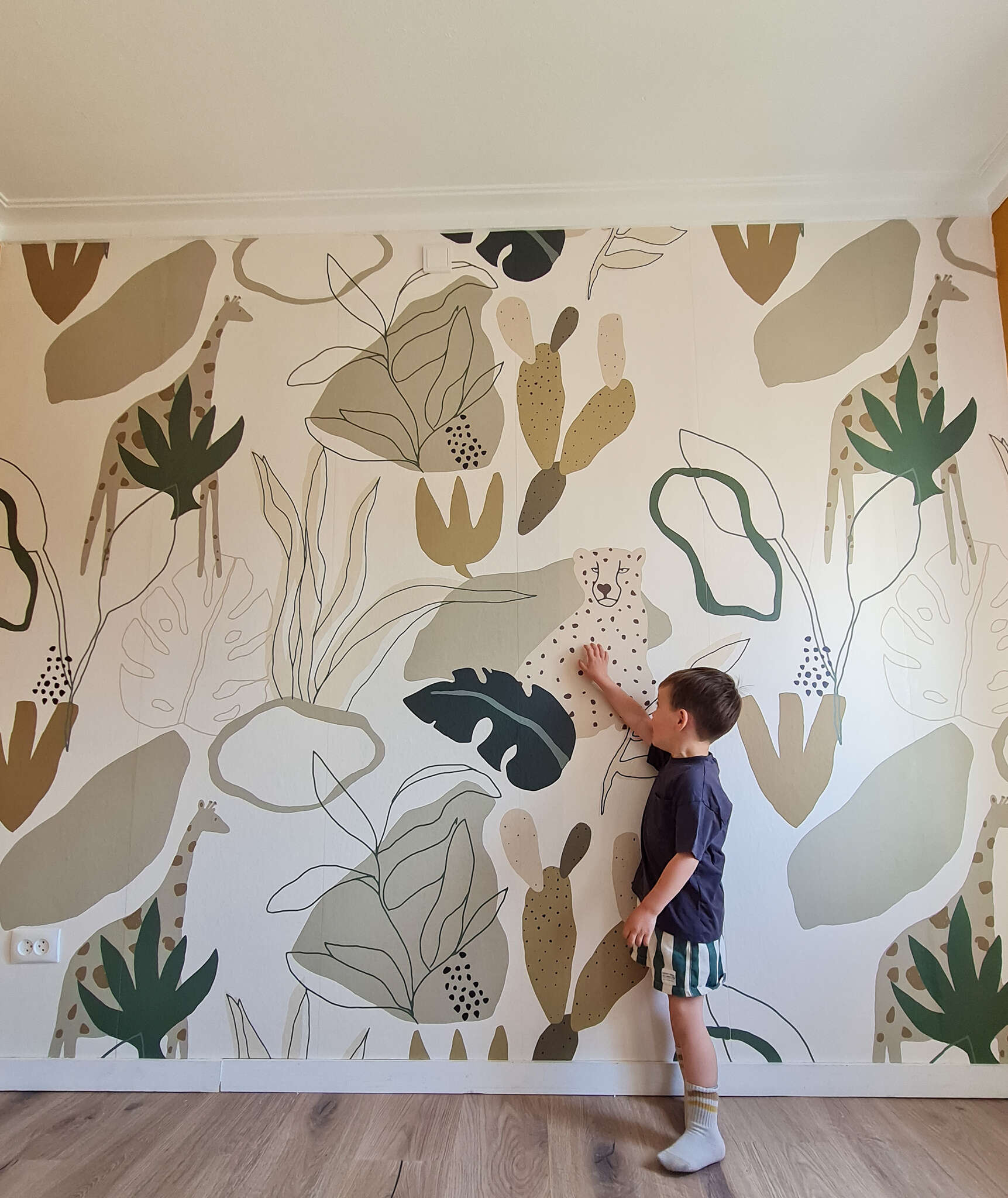 10-300099 Raumsituationen 2 Wall mural Safari in Green | Roomblush - RB247
