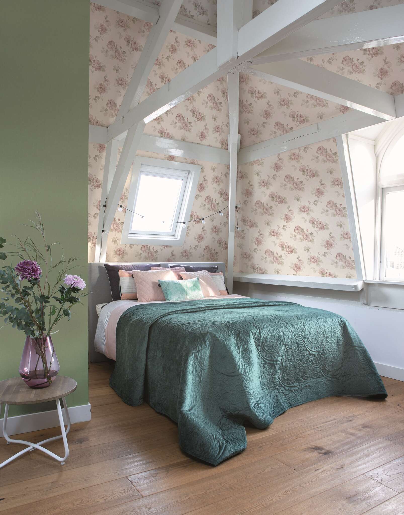 10-423938 Raumbilder 1 Room with Single-colour non-woven wallpaper in pale green with a textile-like surface.