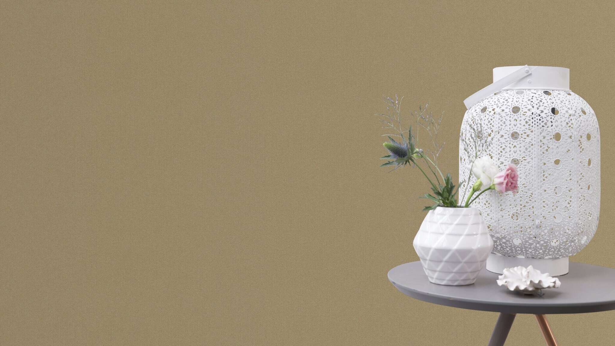 10-441659 Raumsituationen 5 Room with Plain non-woven wallpaper in warm mustard yellow with a finely grooved surface.