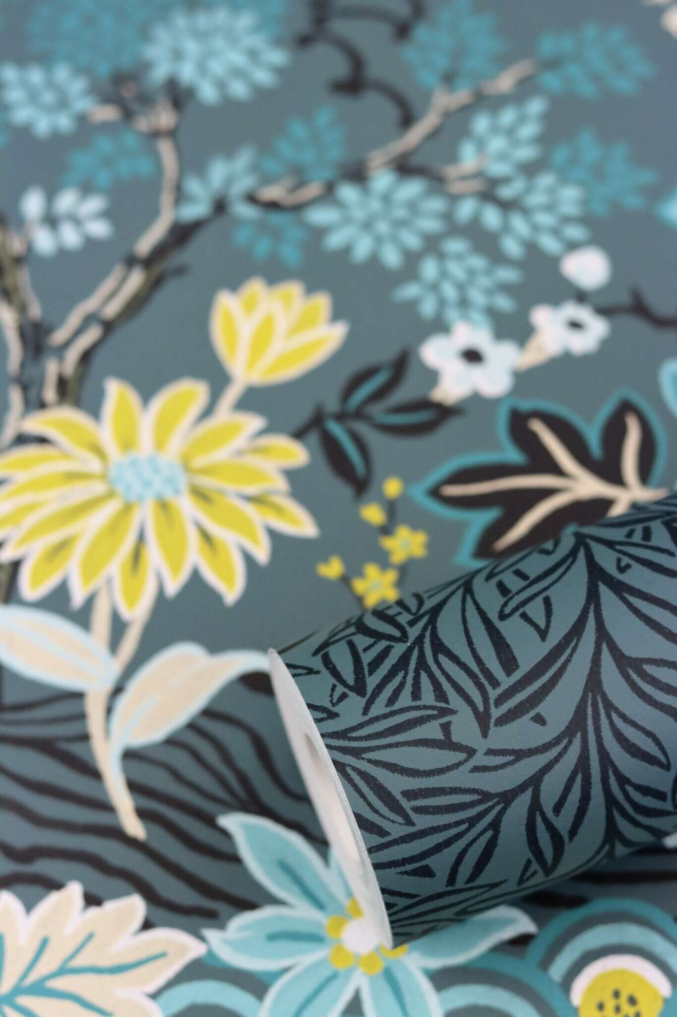 10-552300 Detailaufnahmen 9 Twigs non-woven wallpaper in blue-dark blue Selection 552300