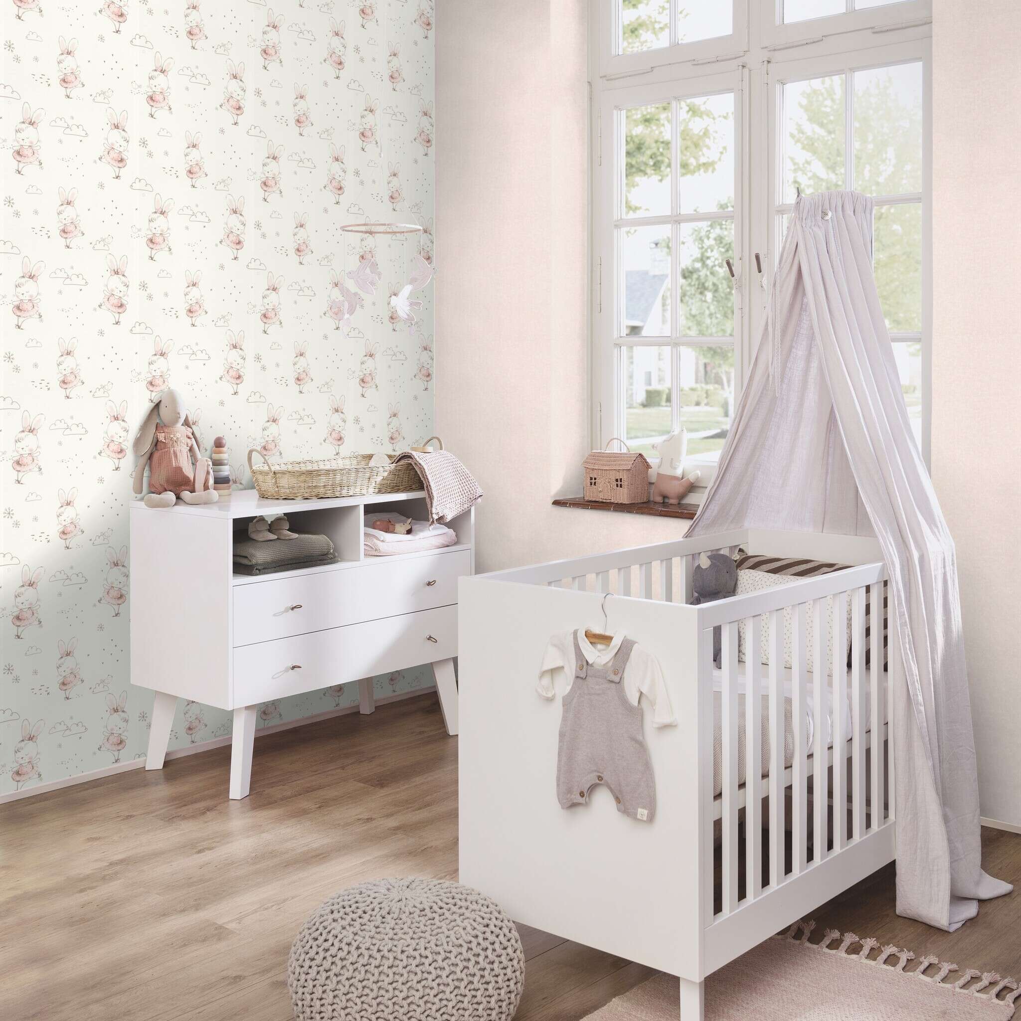 10-252811 Raumsituationen 7 Room with Smooth rose-coloured wallpaper for a soft, harmonious room effect