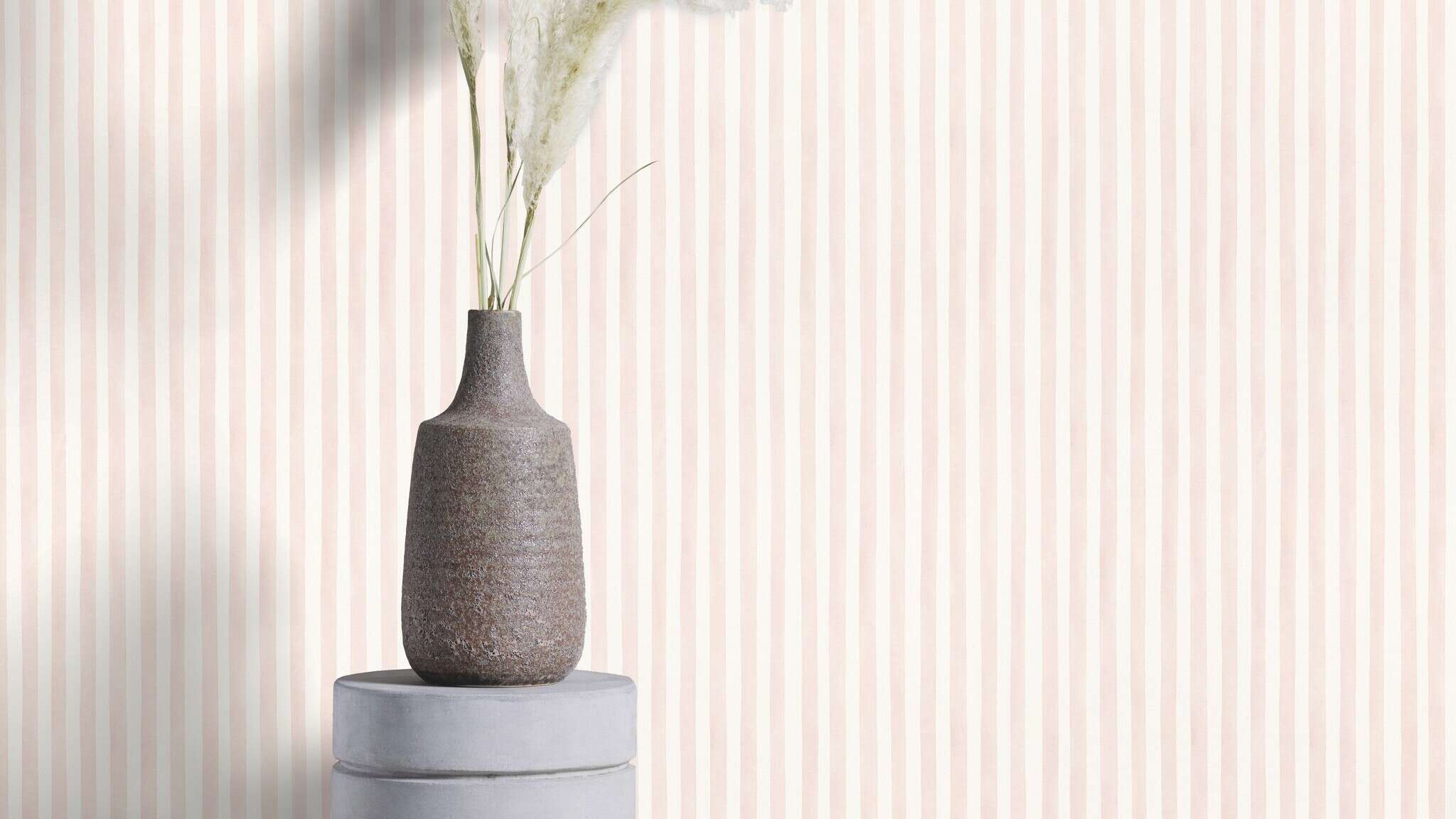 10-252750 Raumsituationen 1 Une chambre avec Papier peint à rayures douces roses et blanches pour des accents muraux ludiques