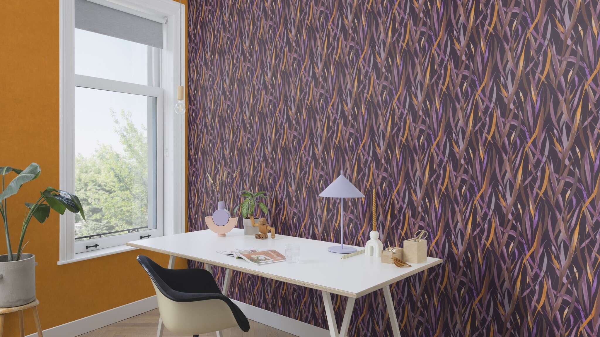 10-330243 Raumsituationen 2 Room with Purple-brown grass patterns on a dark background with golden yellow accents – intense, elegant and expressive.