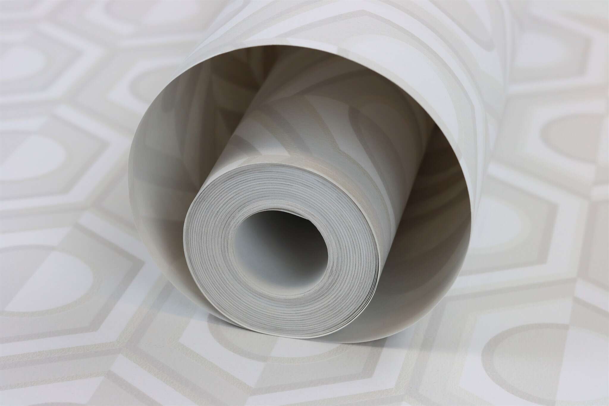 10-710120 Detailaufnahmen 4 Non-woven wallpaper with graphic pattern in light gray, Sophia 710120