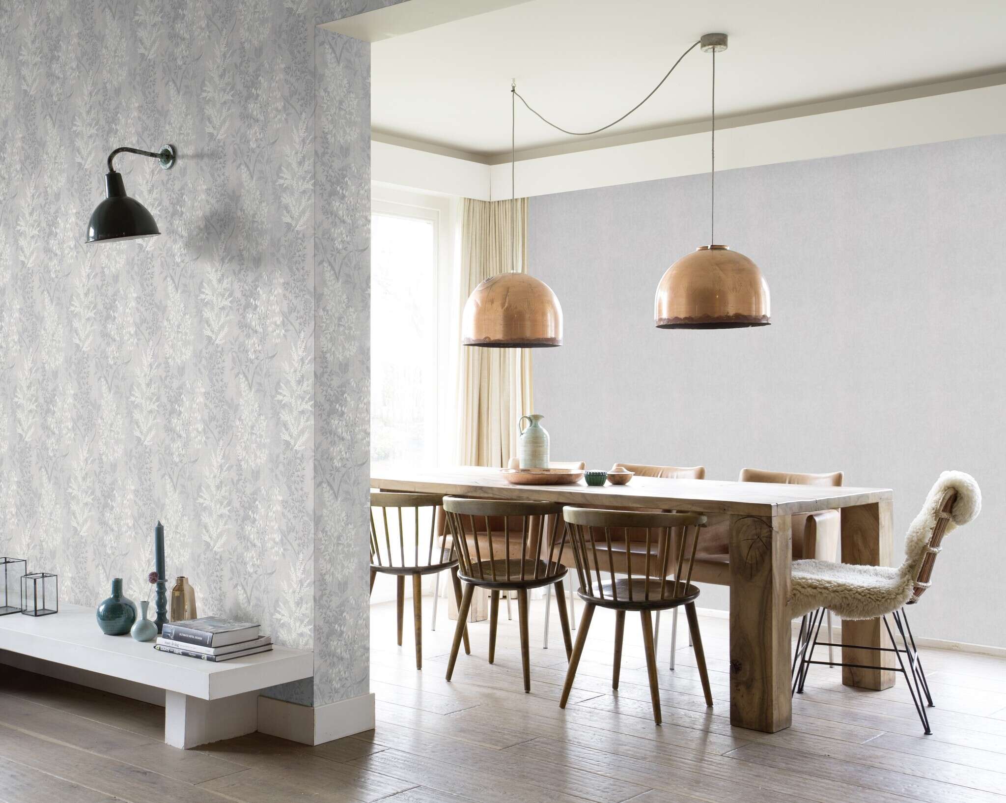 10-285024 Raumsituationen 4 Room with Wallpaper with an elegant glossy pattern of leaves and flowers on a grey background